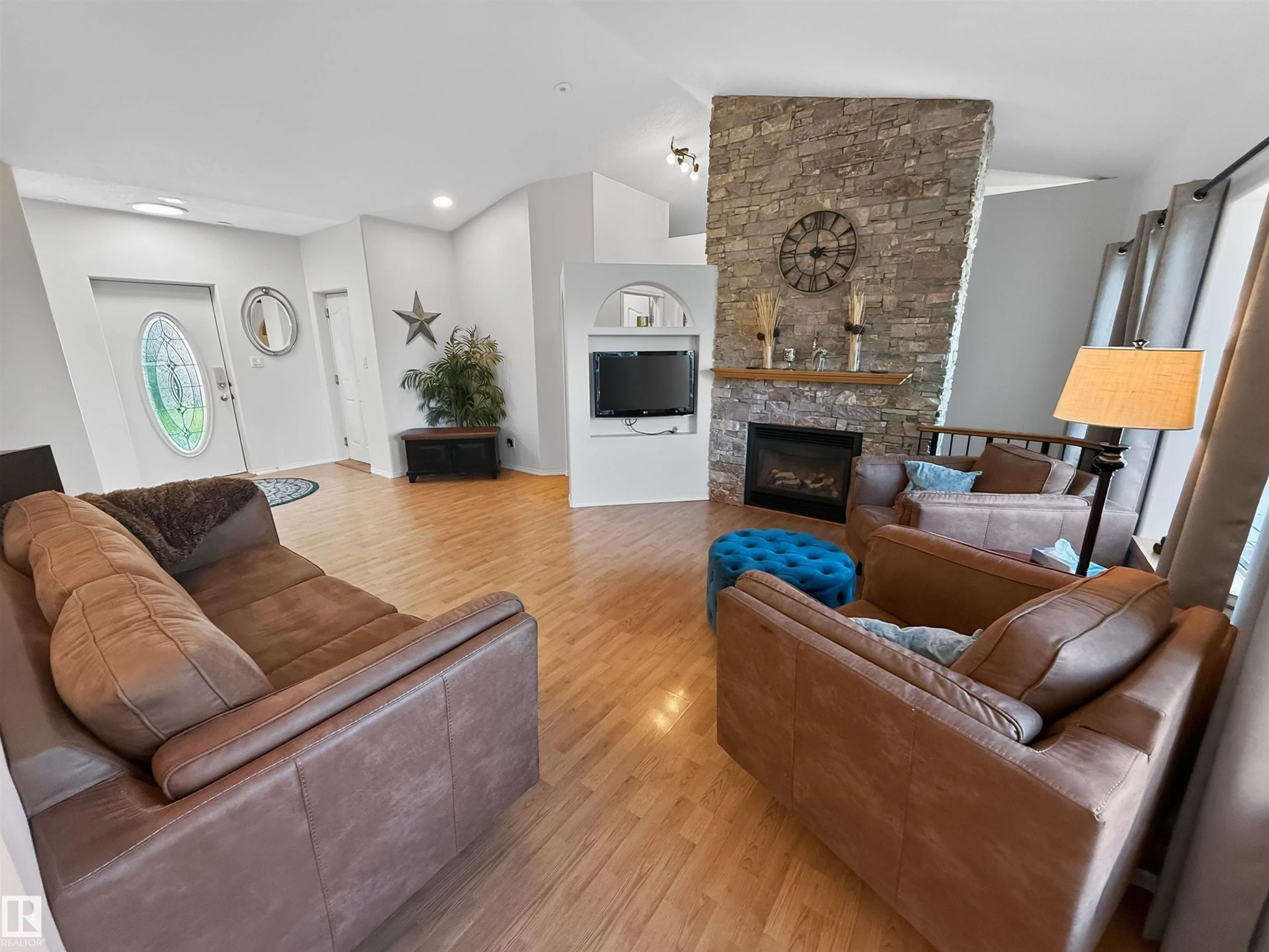 225 BAYVIEW Drive