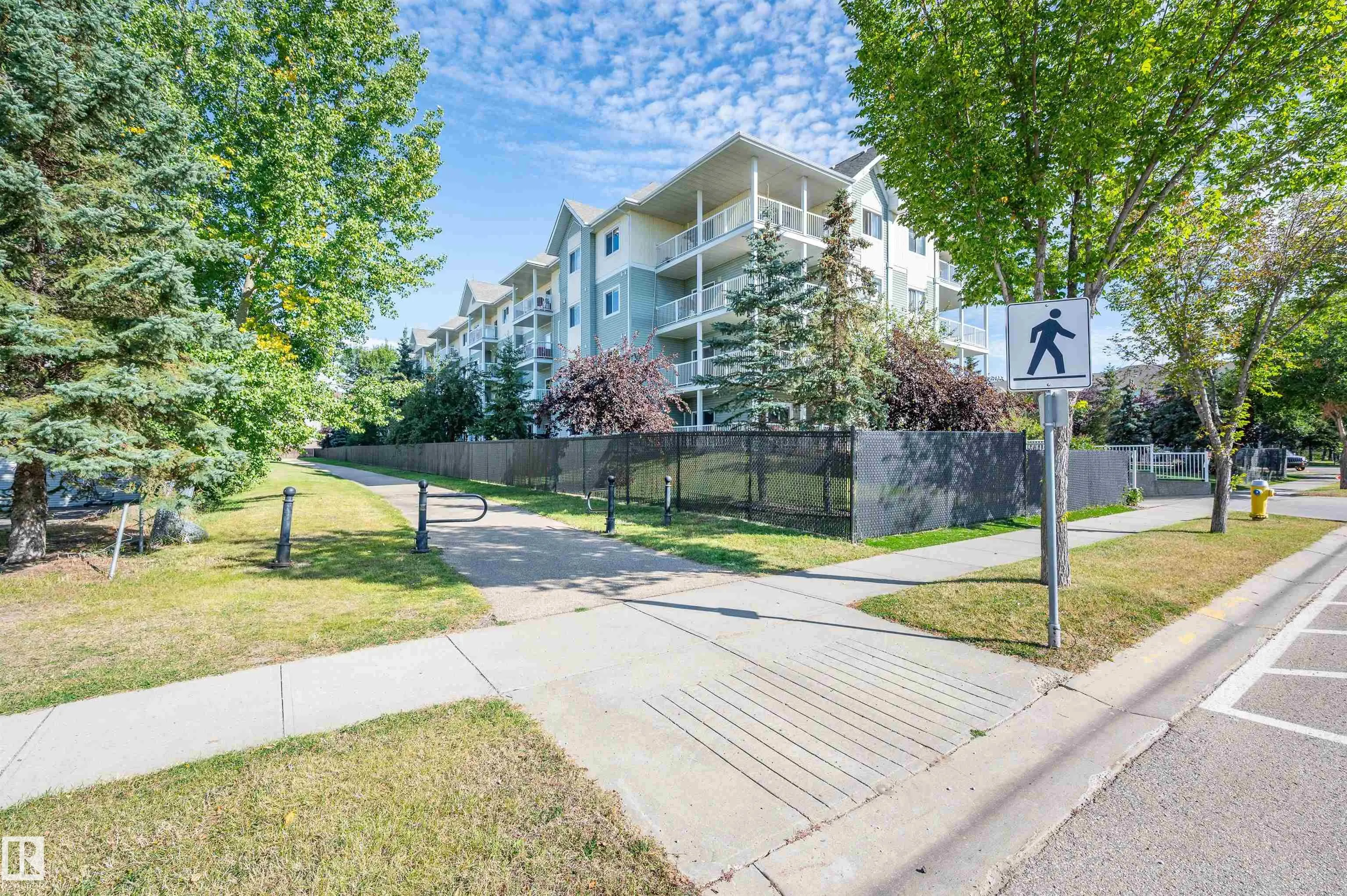 50 WOODSMERE Close