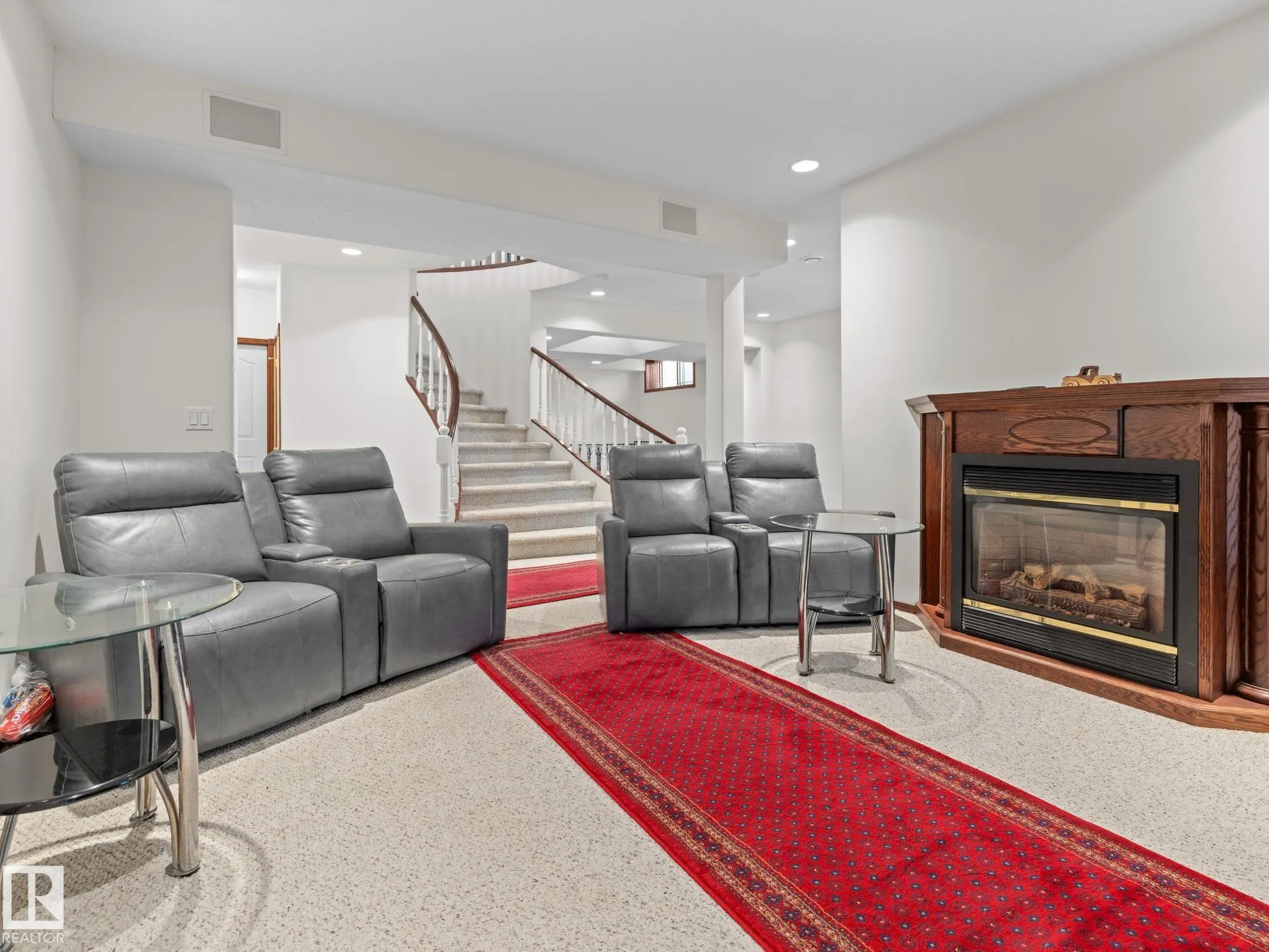29 OAKDALE Place