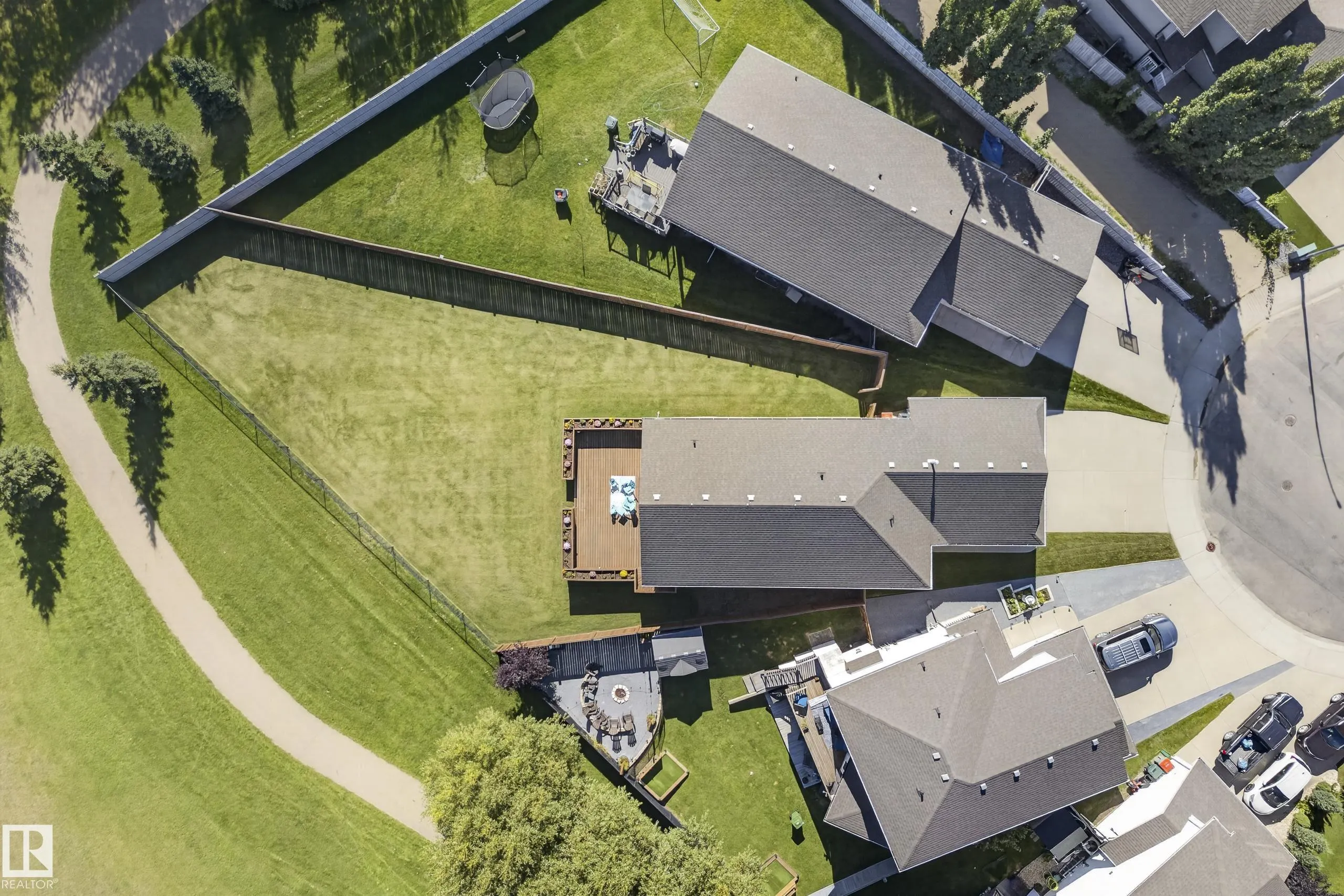 27 SILVERSTONE Drive