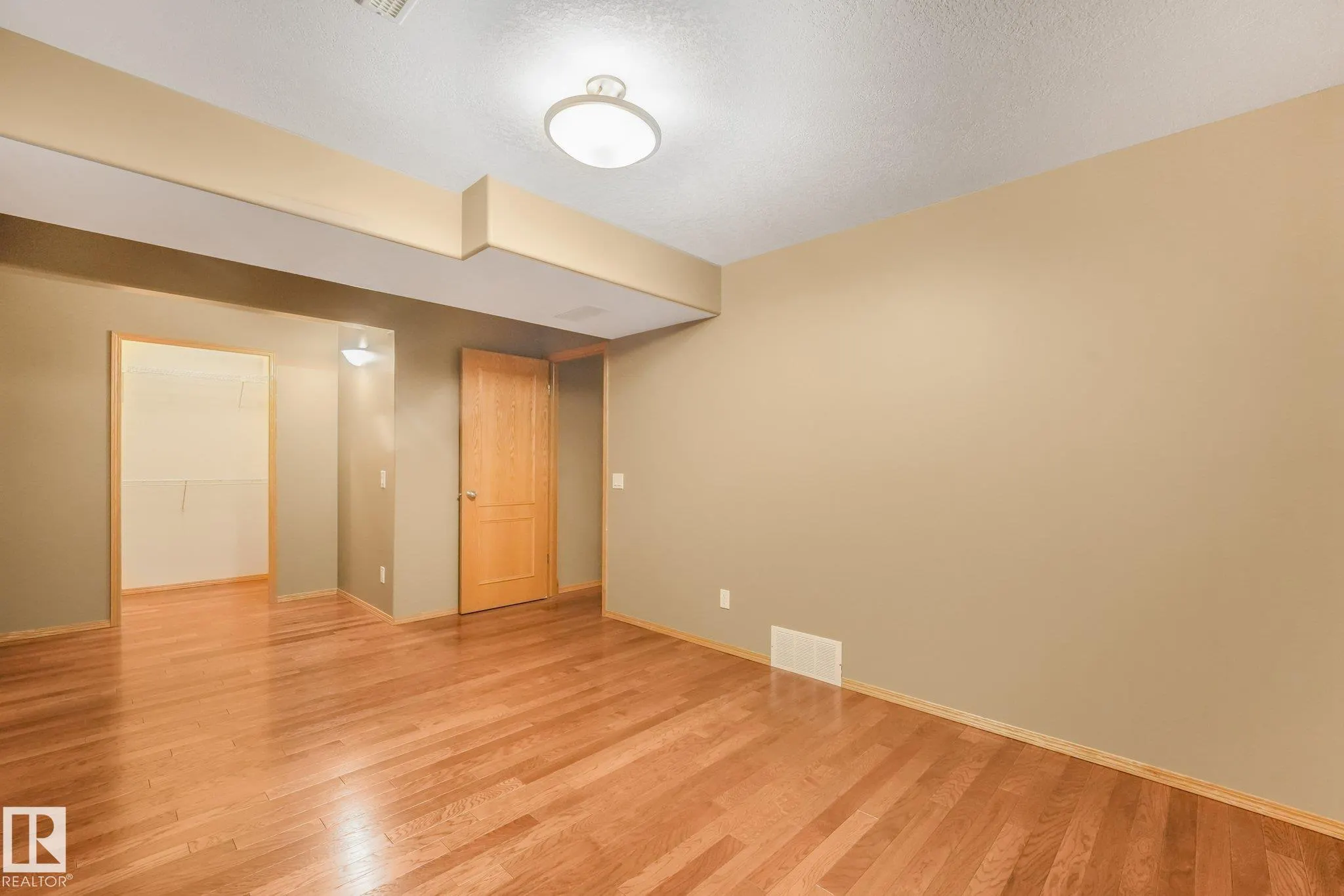 1271 ORMSBY Lane