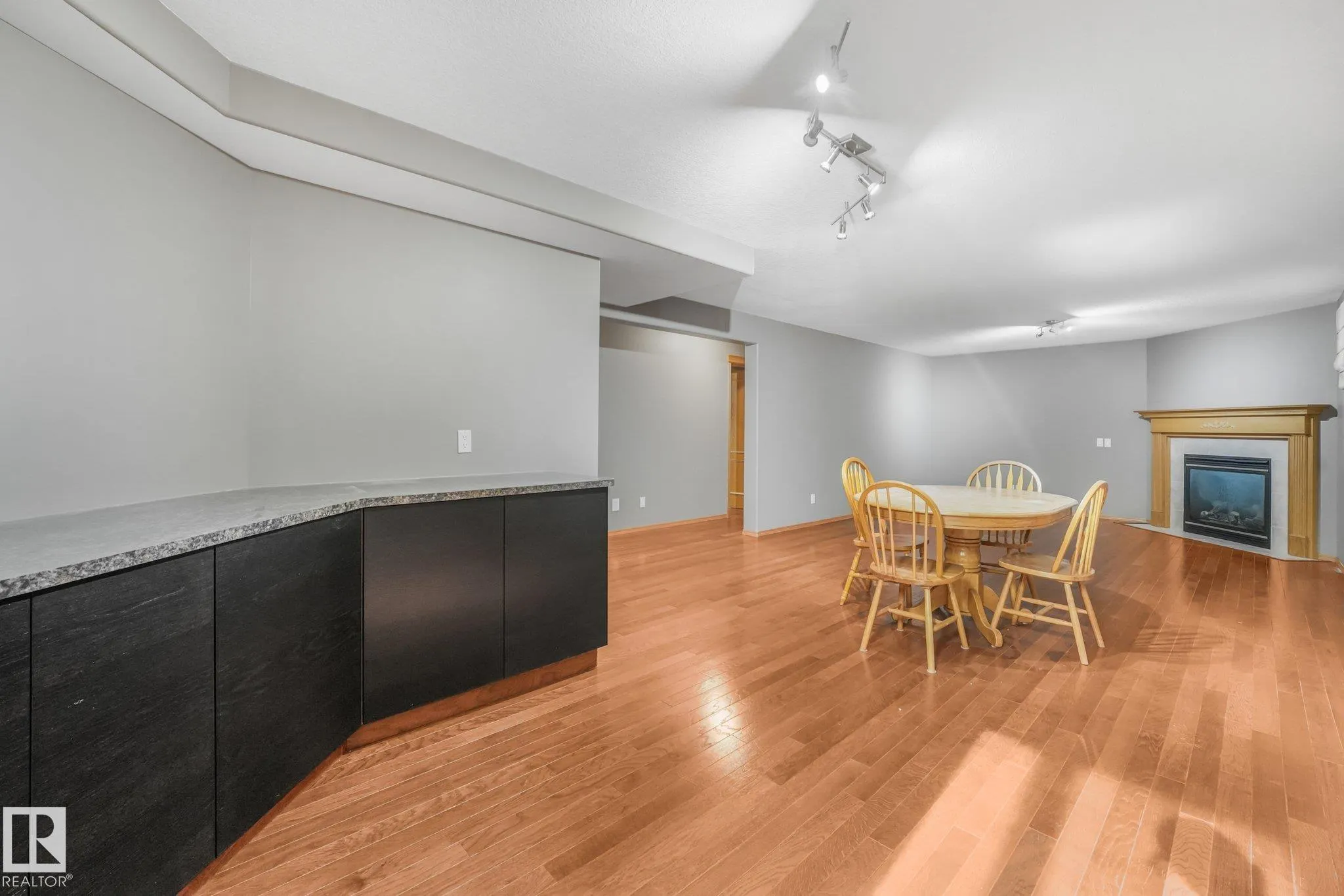 1271 ORMSBY Lane