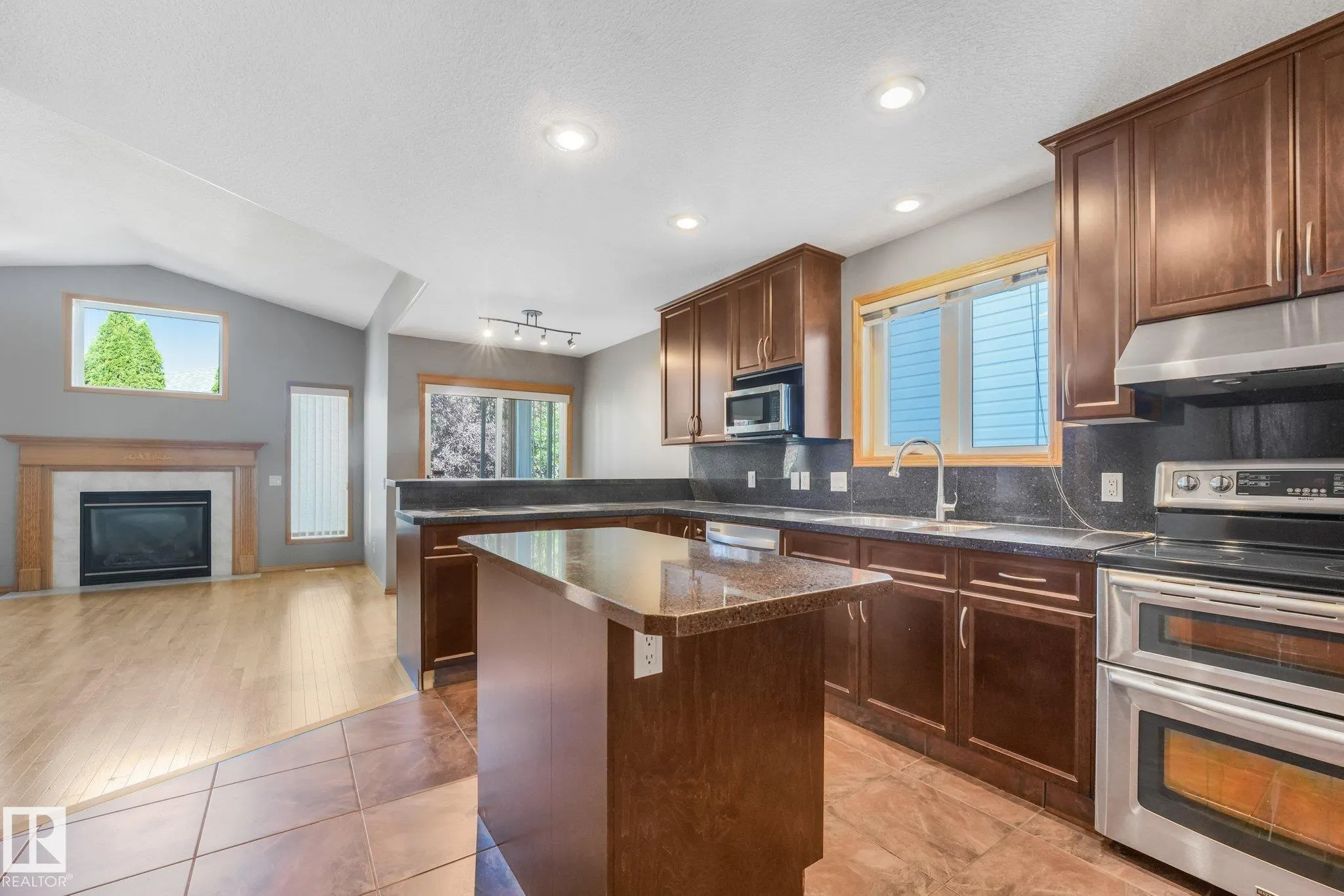 1271 ORMSBY Lane