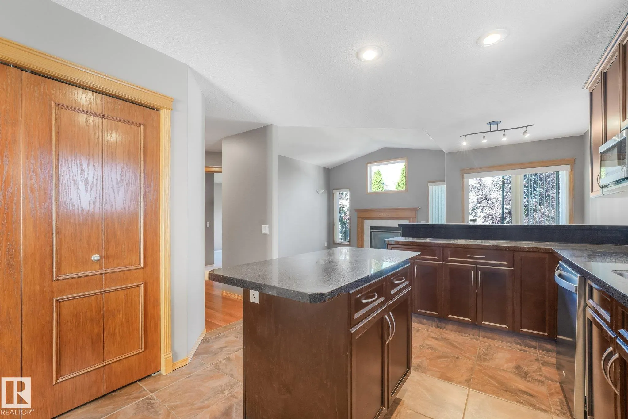 1271 ORMSBY Lane
