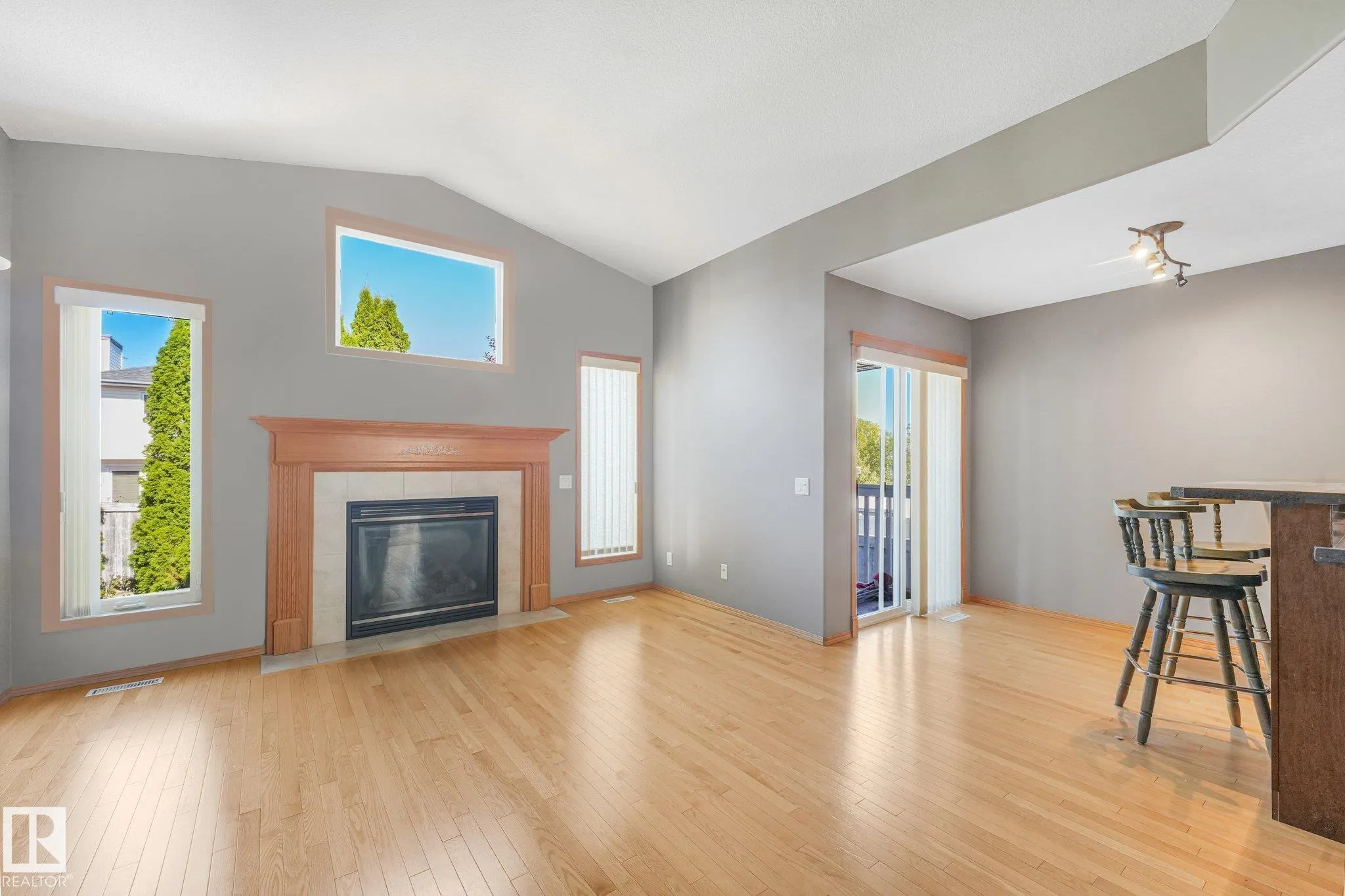 1271 ORMSBY Lane