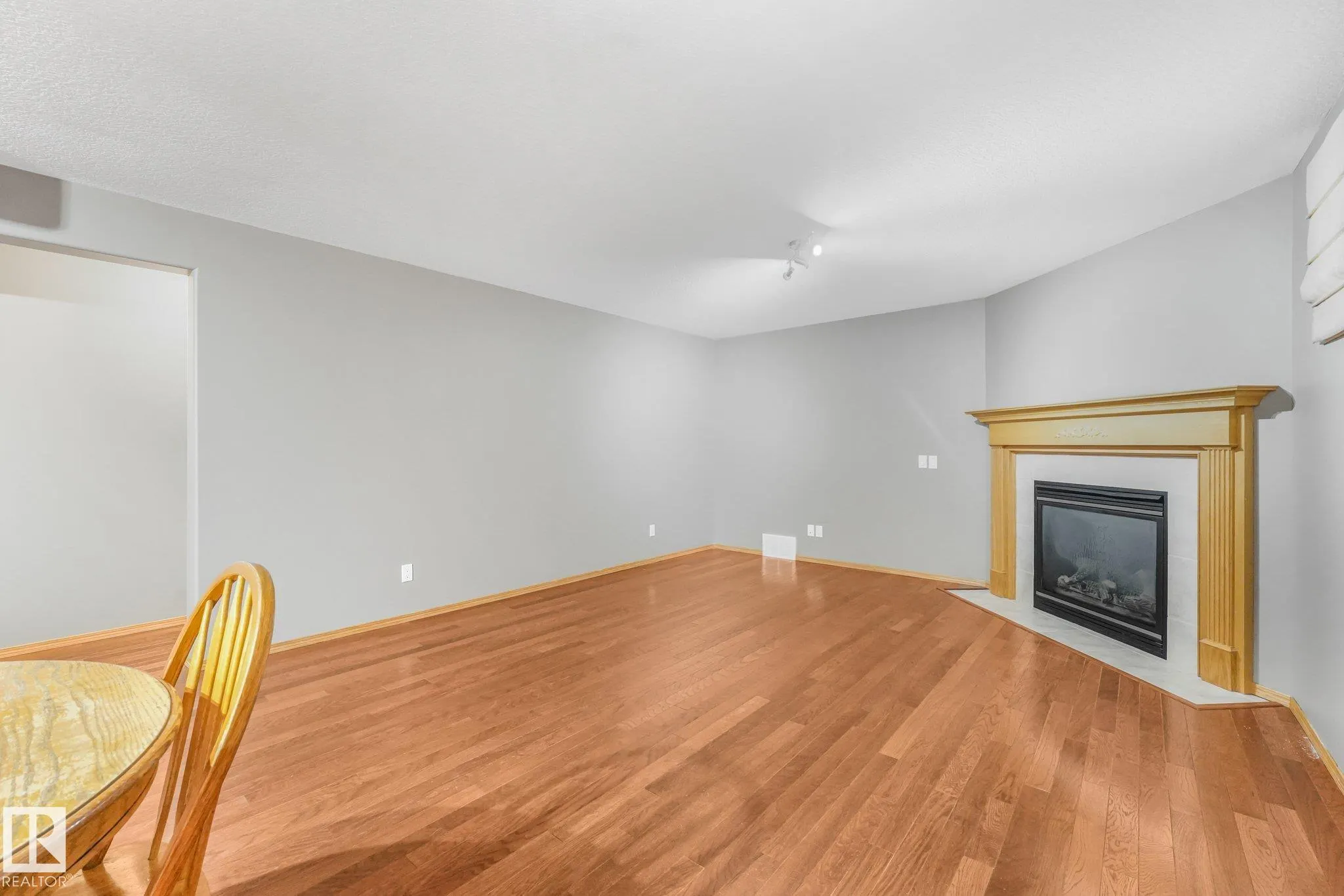 1271 ORMSBY Lane