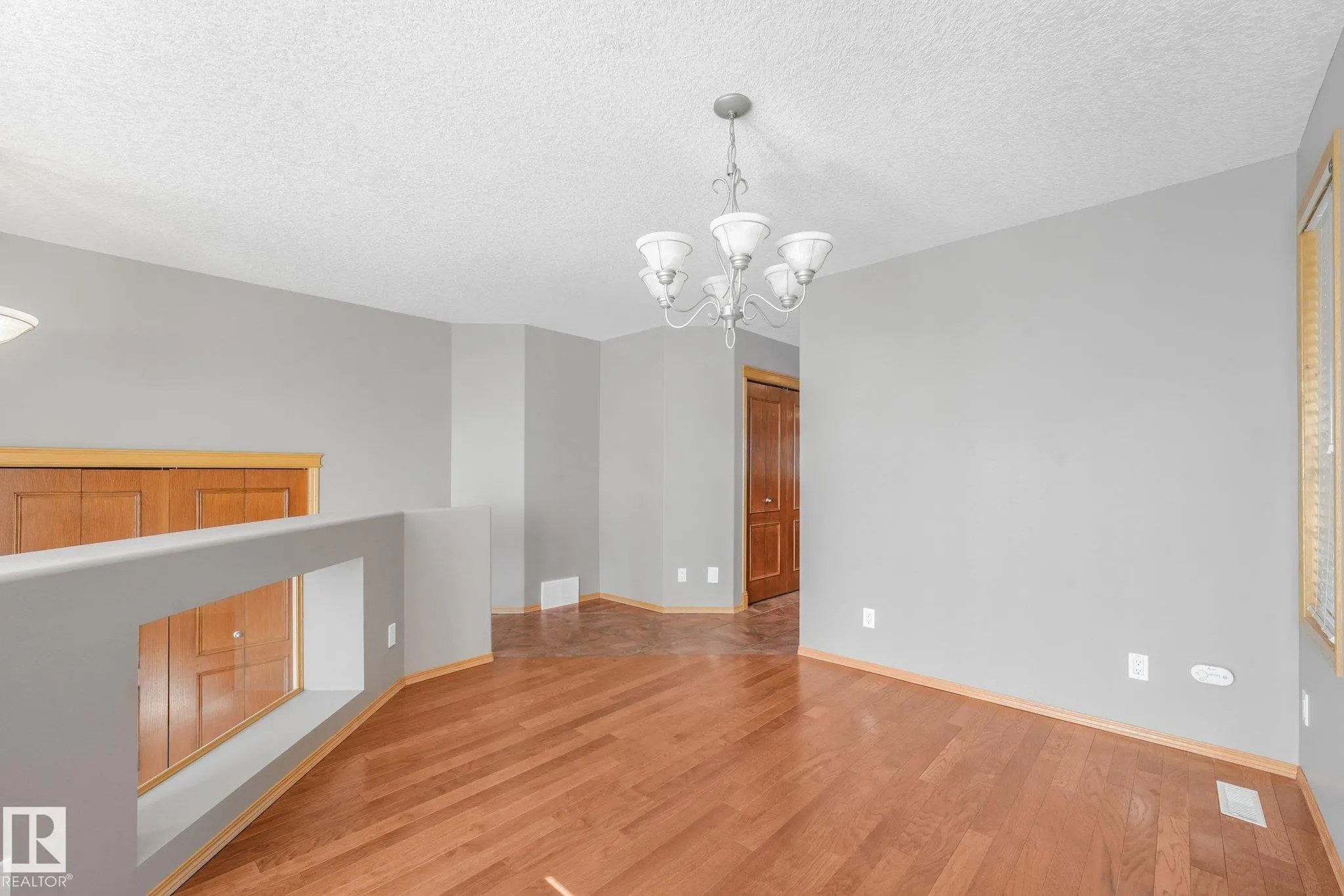 1271 ORMSBY Lane