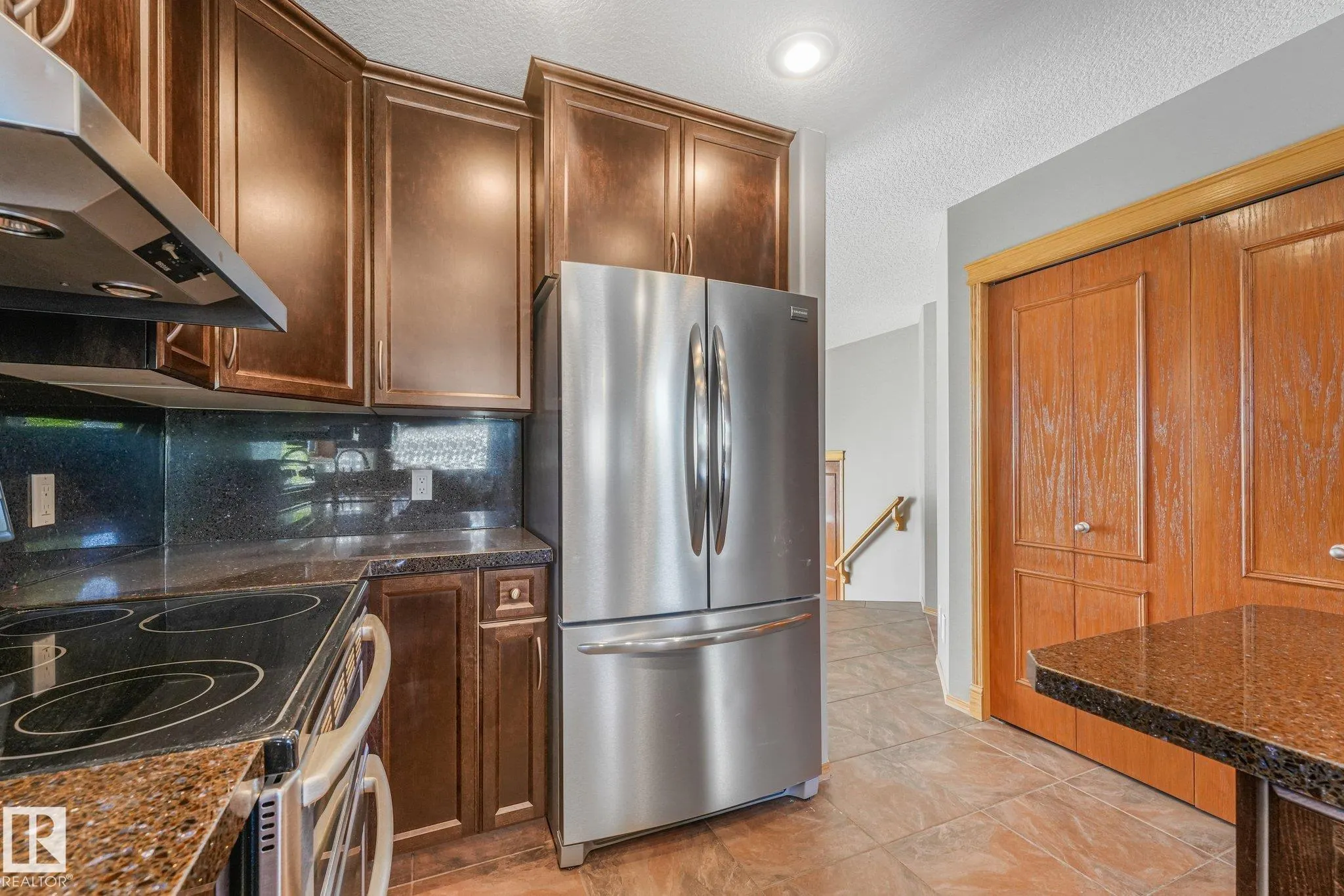 1271 ORMSBY Lane