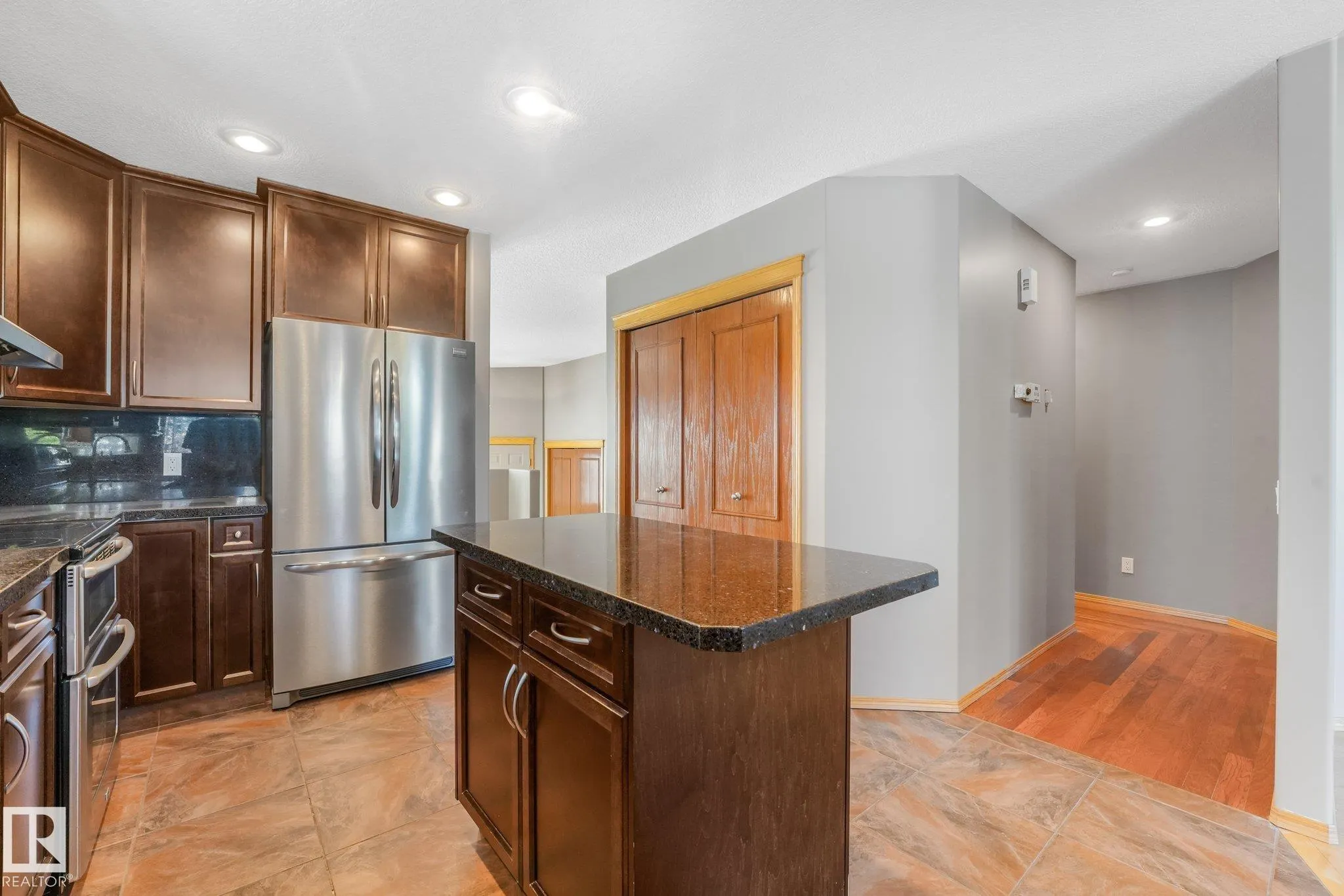 1271 ORMSBY Lane