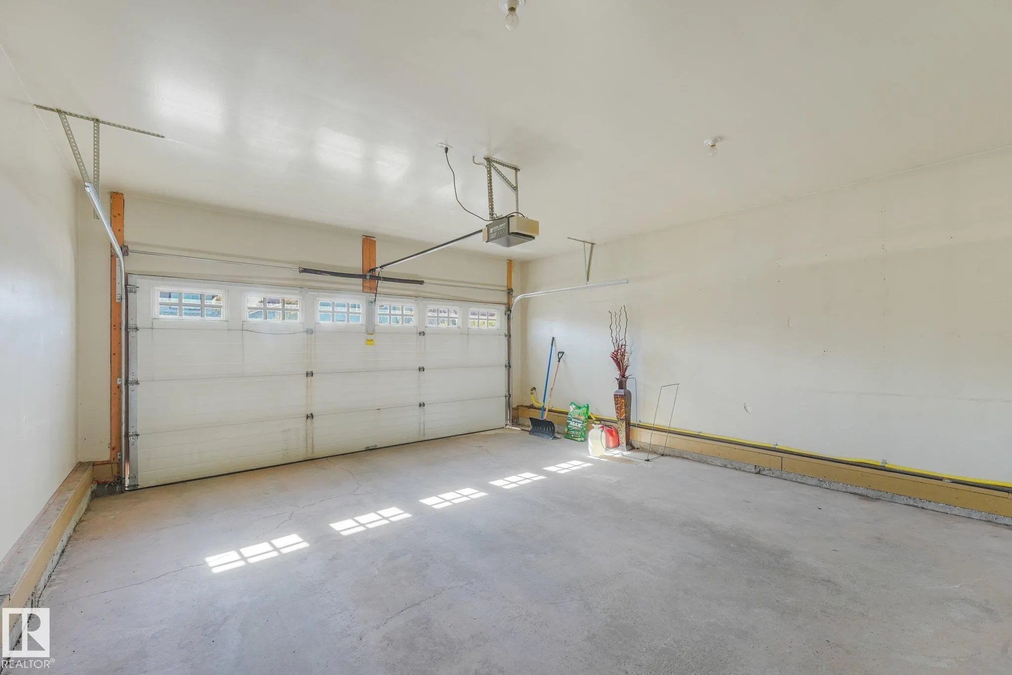 1271 ORMSBY Lane