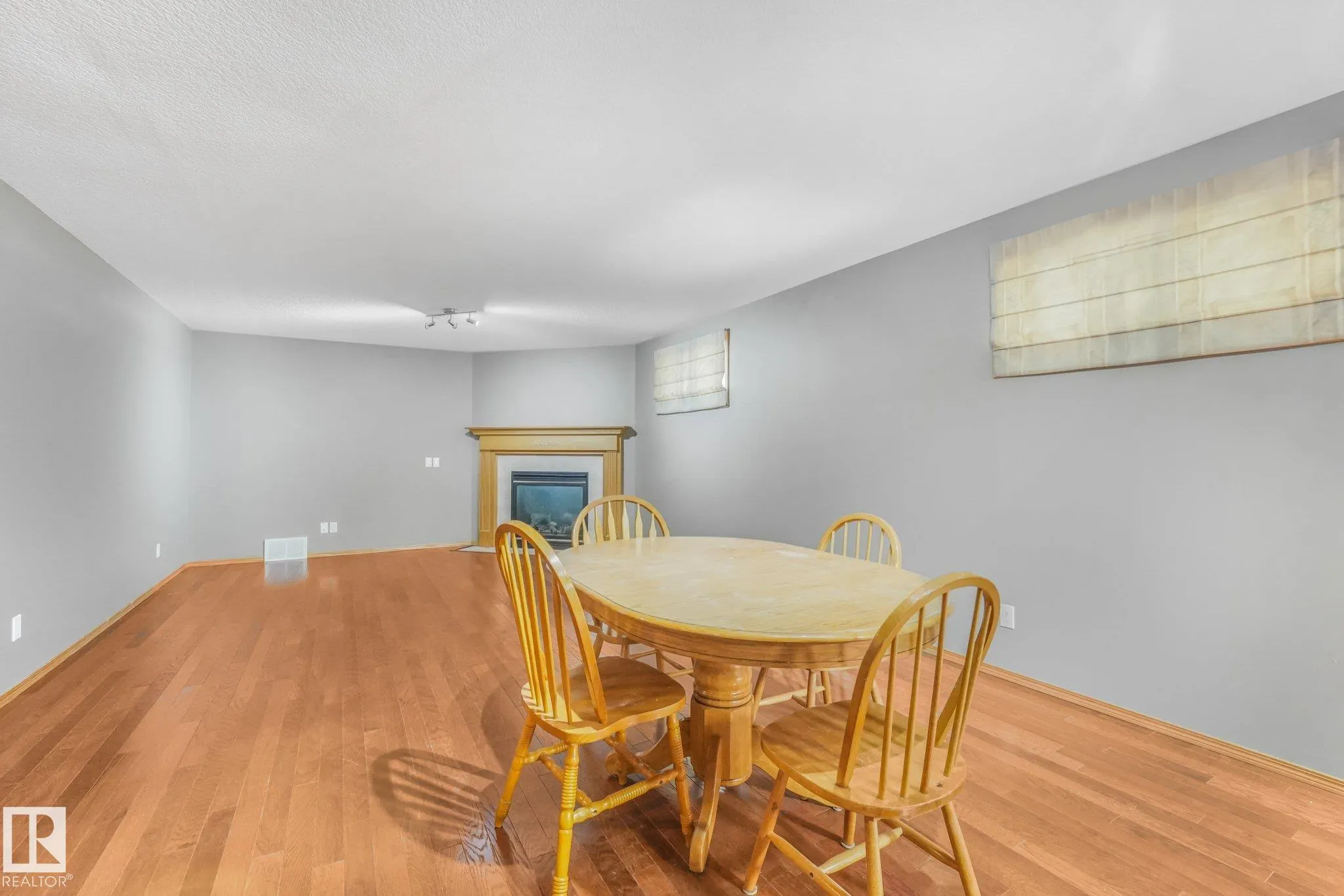 1271 ORMSBY Lane