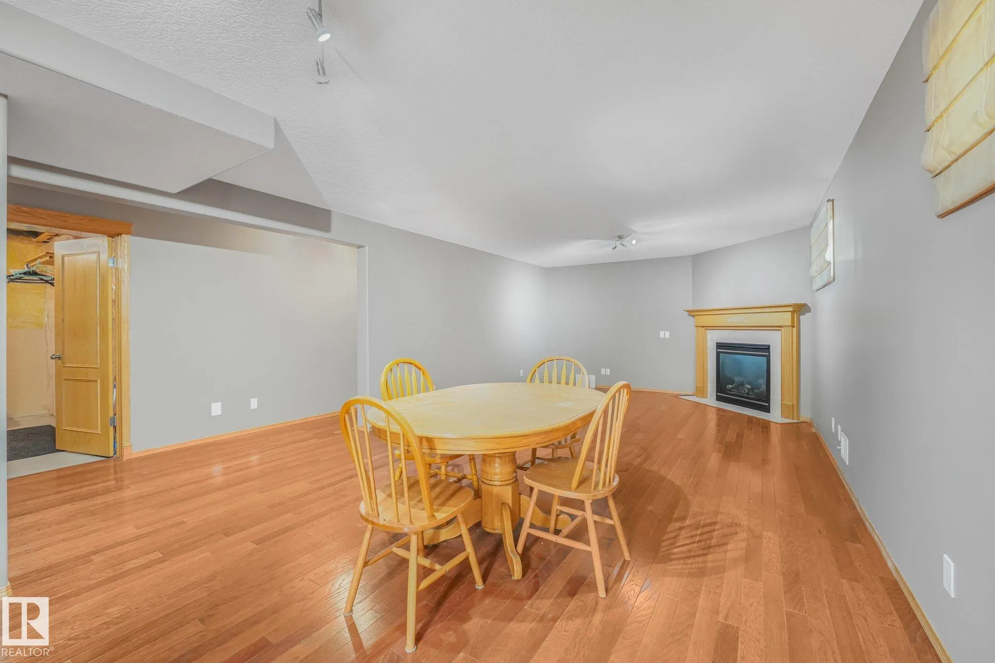 1271 ORMSBY Lane