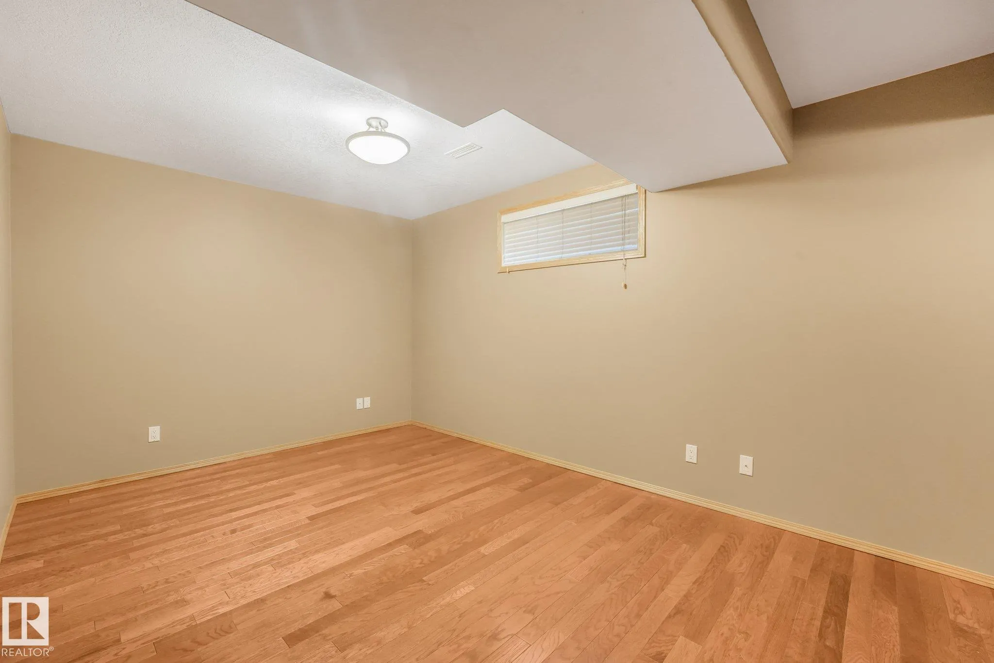 1271 ORMSBY Lane