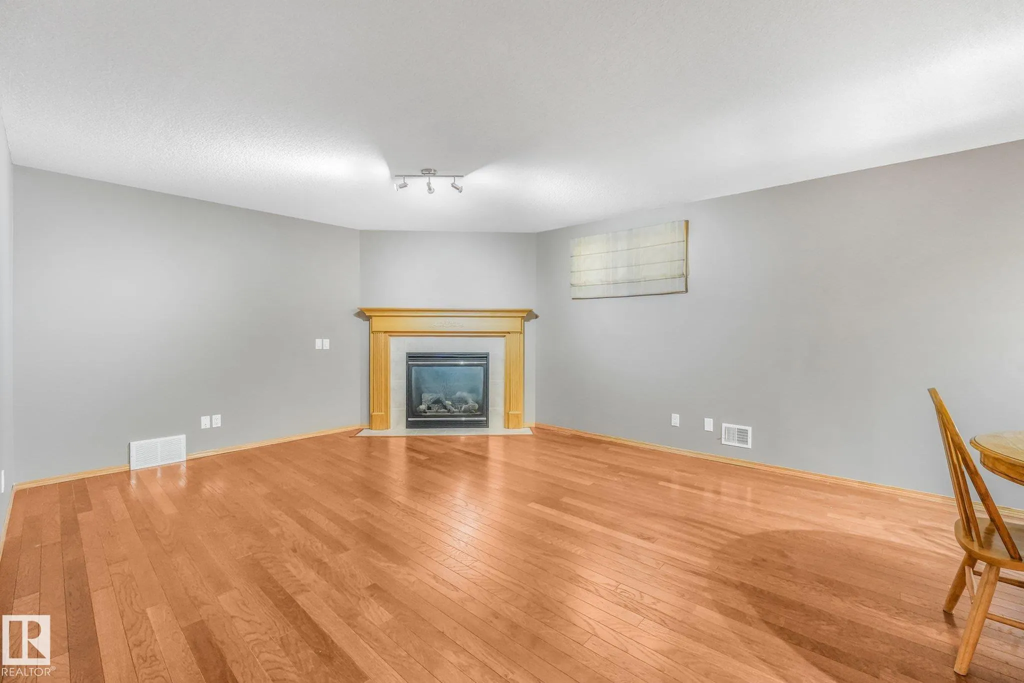 1271 ORMSBY Lane