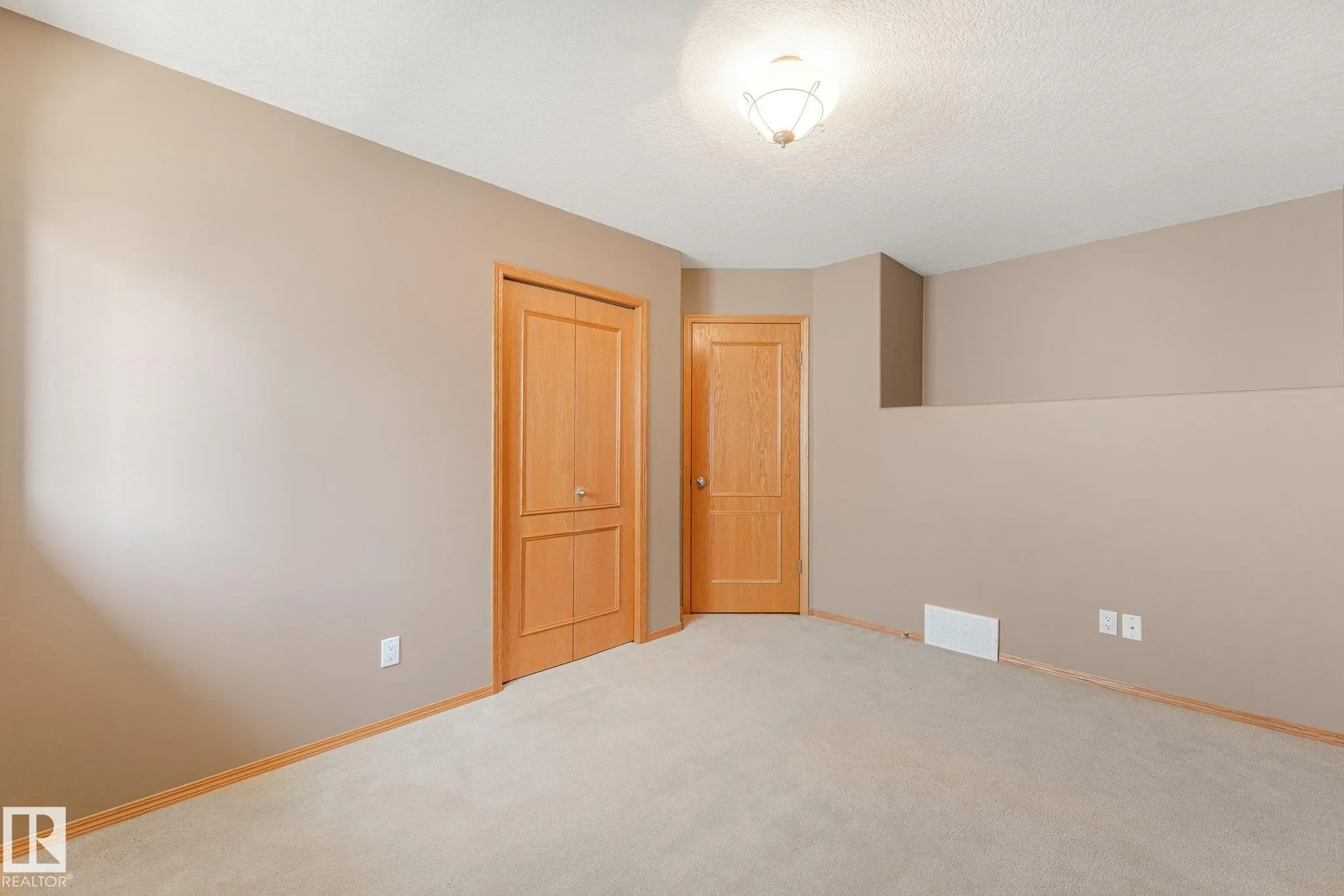 1271 ORMSBY Lane