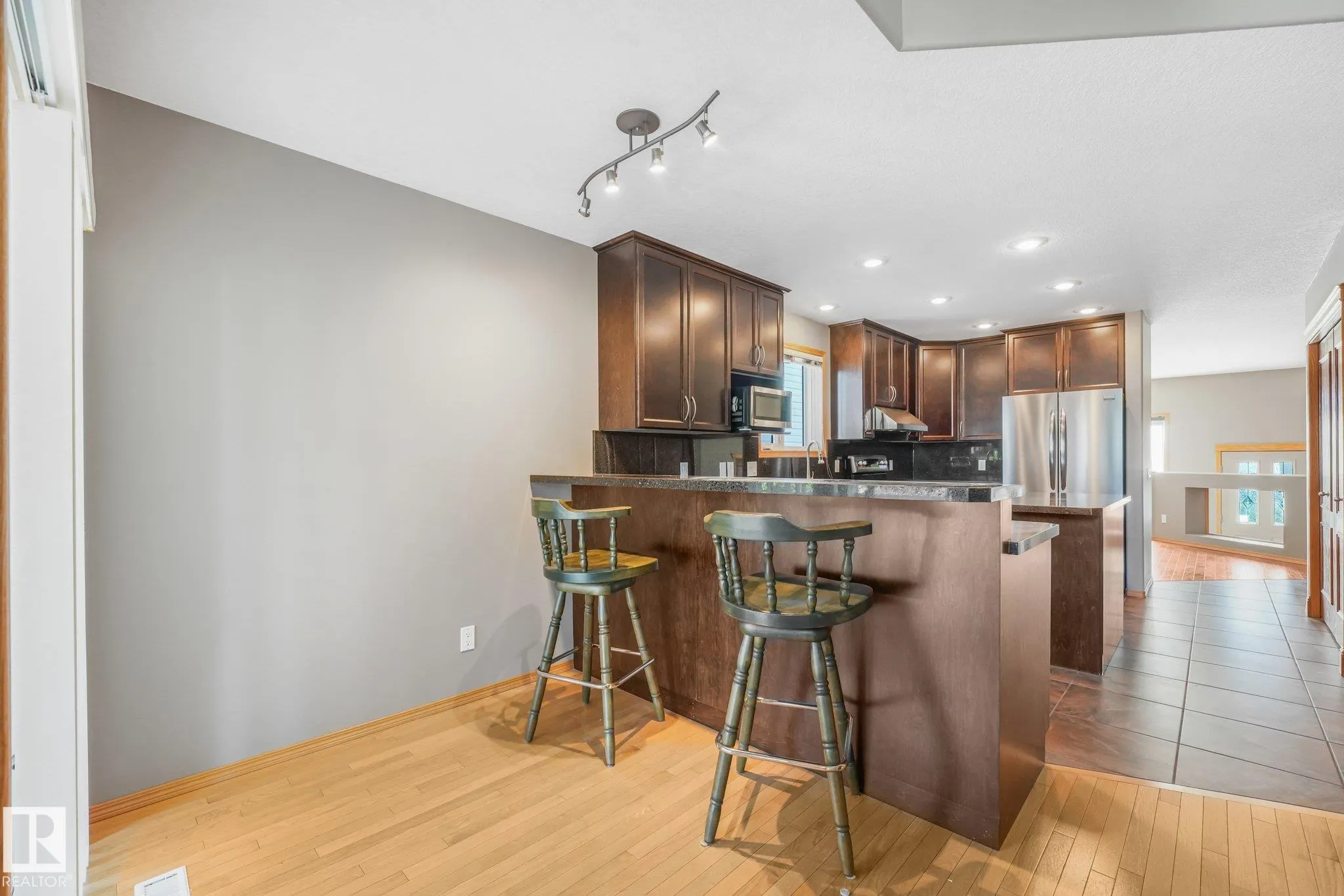 1271 ORMSBY Lane