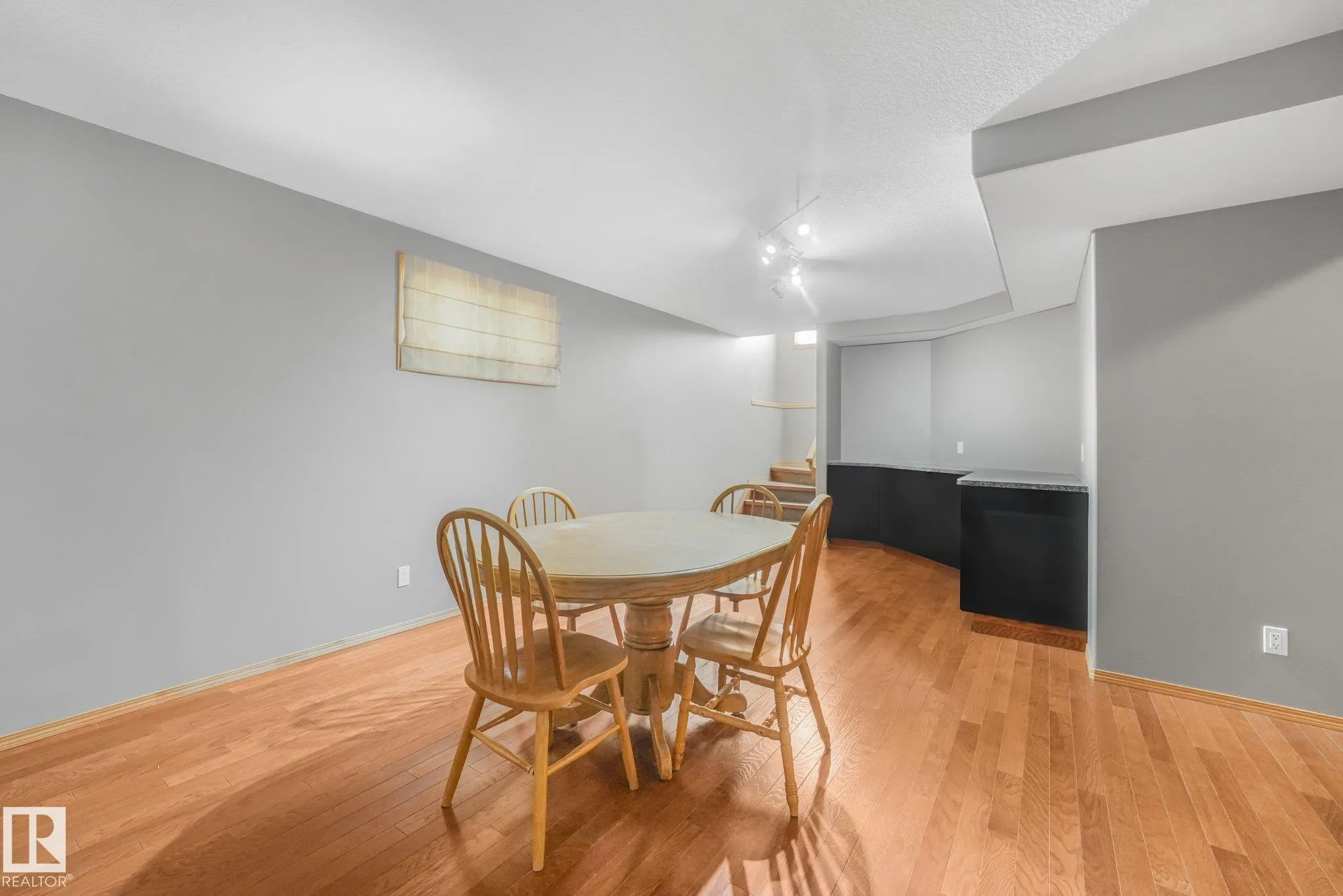 1271 ORMSBY Lane
