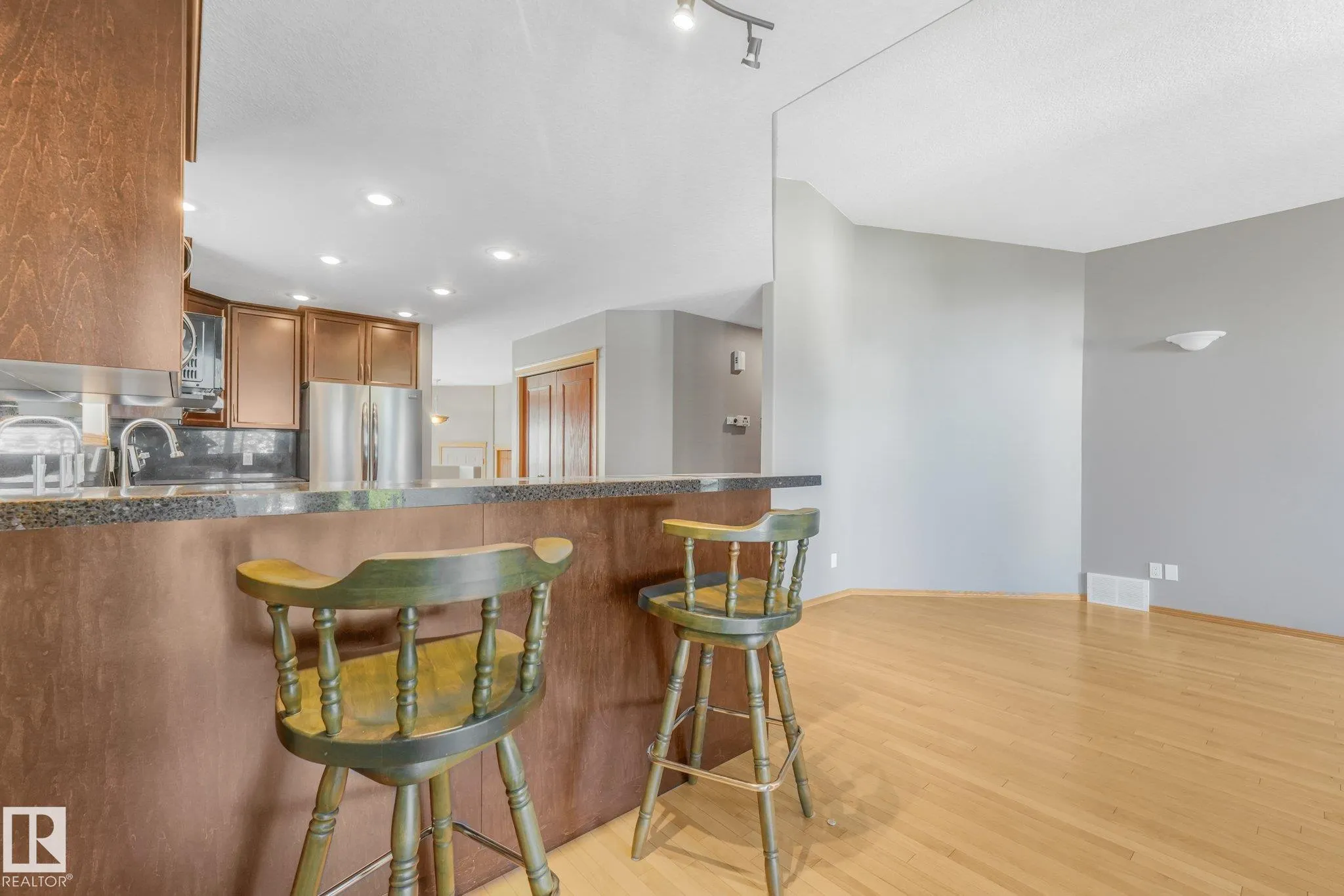 1271 ORMSBY Lane