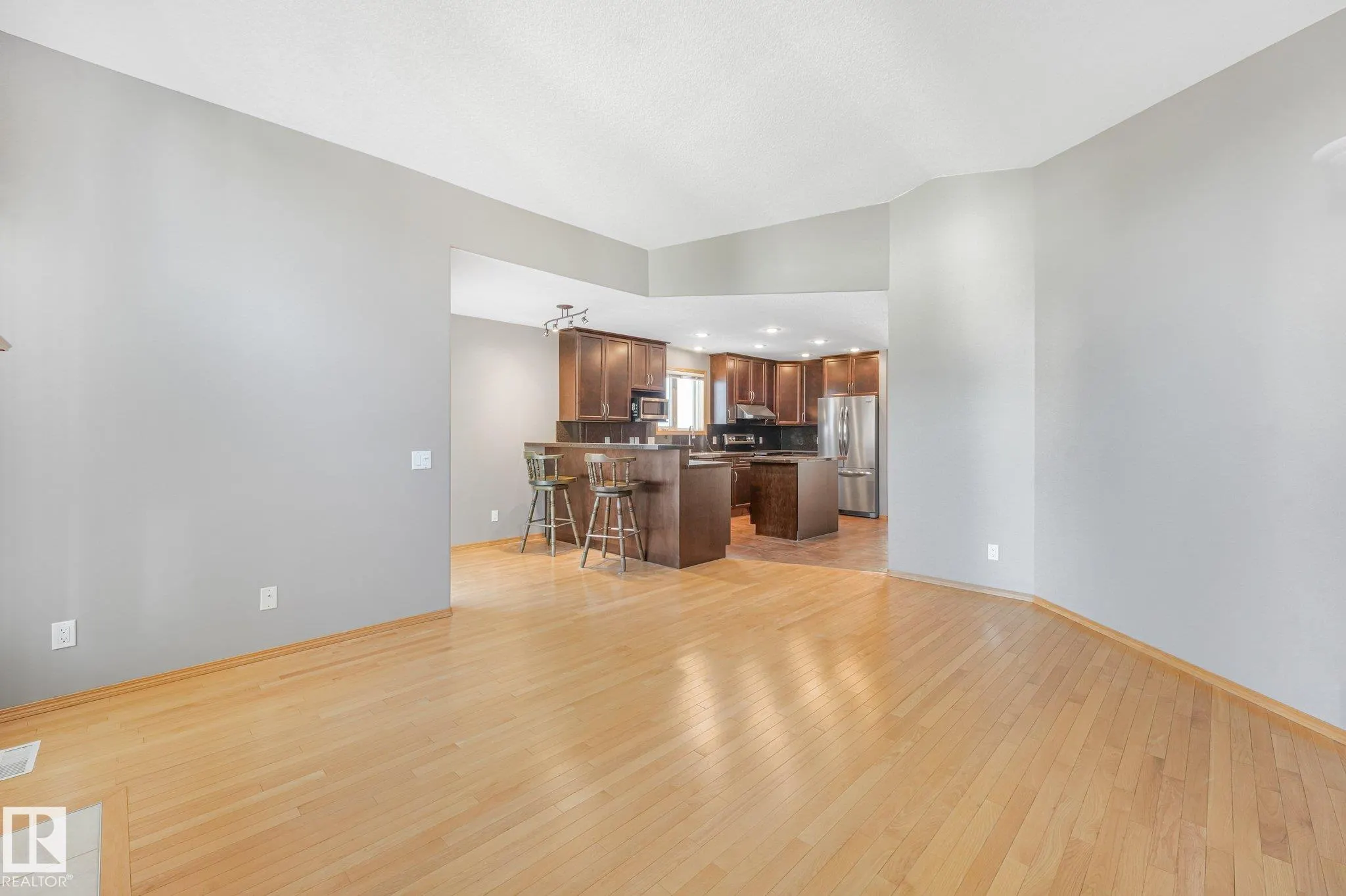 1271 ORMSBY Lane