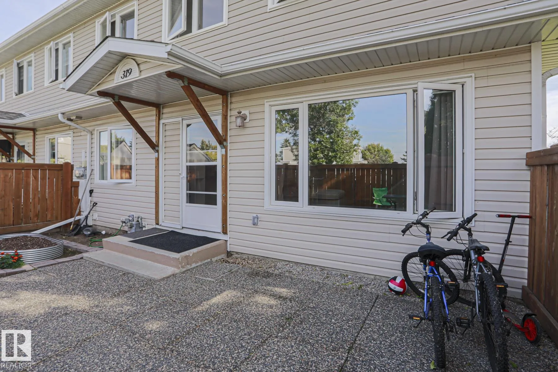 319 TELFORD Court