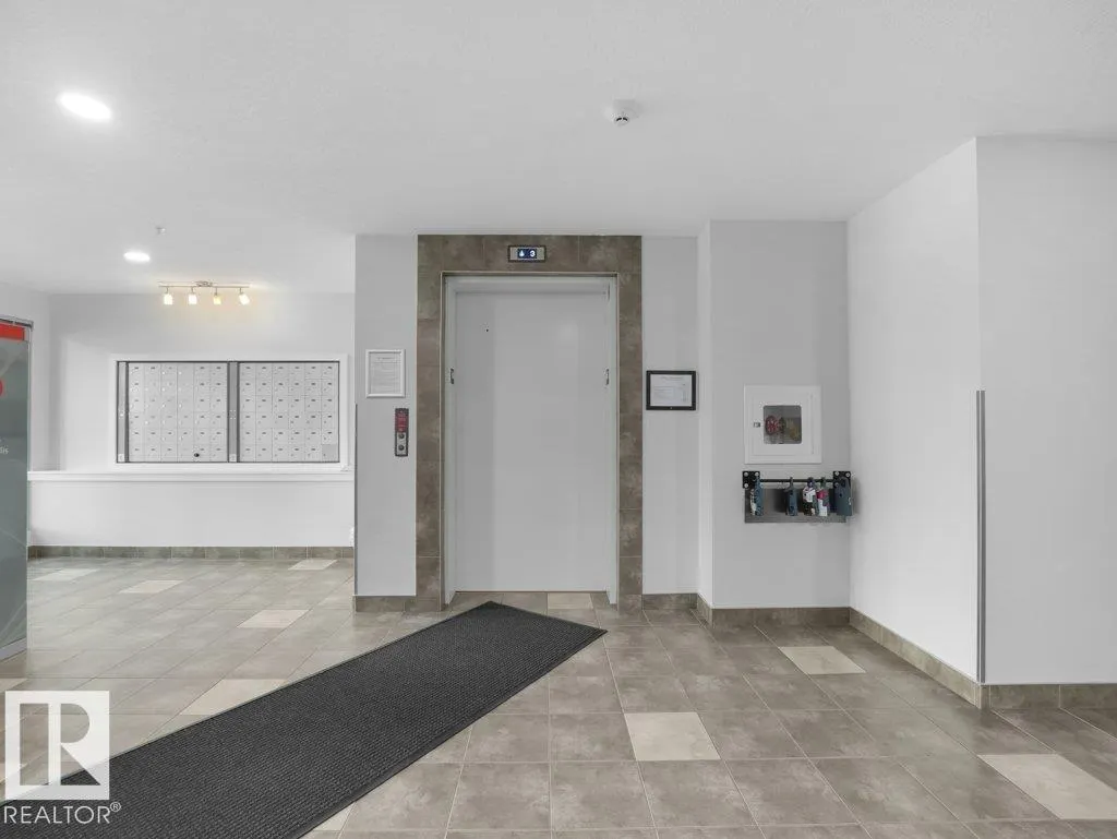 504 ALBANY Way