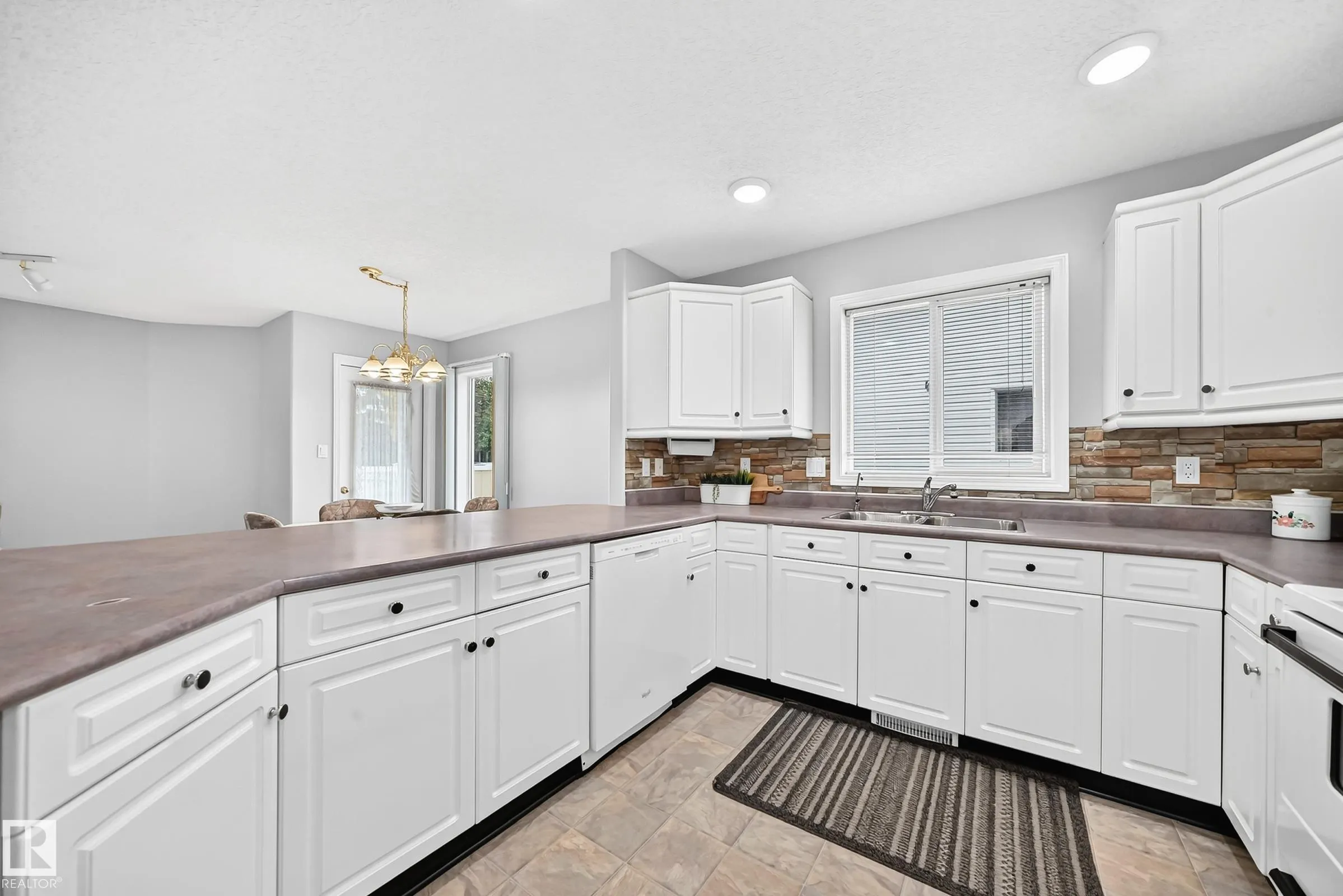 104 MAISONETTE Village