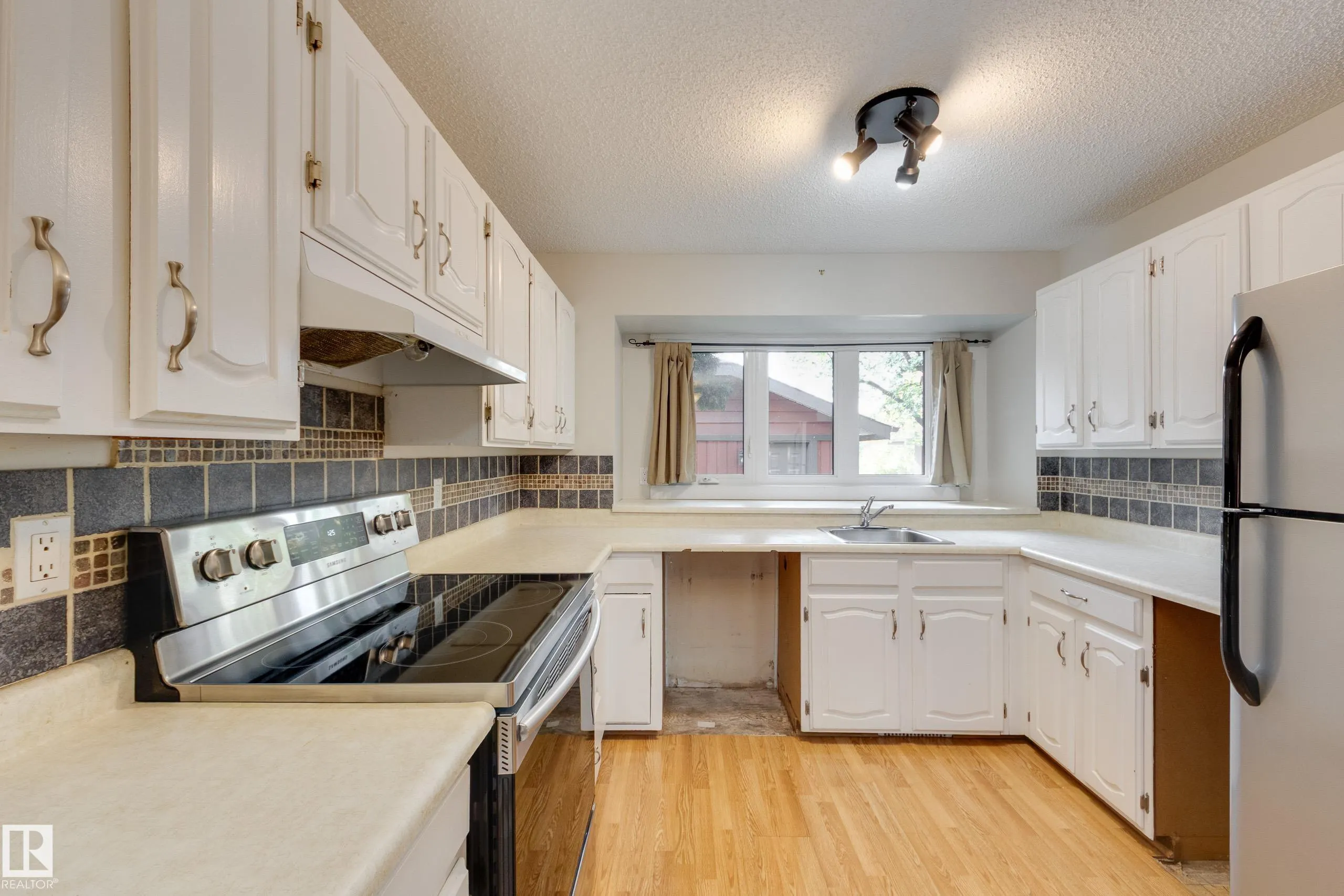 94 LACOMBE Point(e)