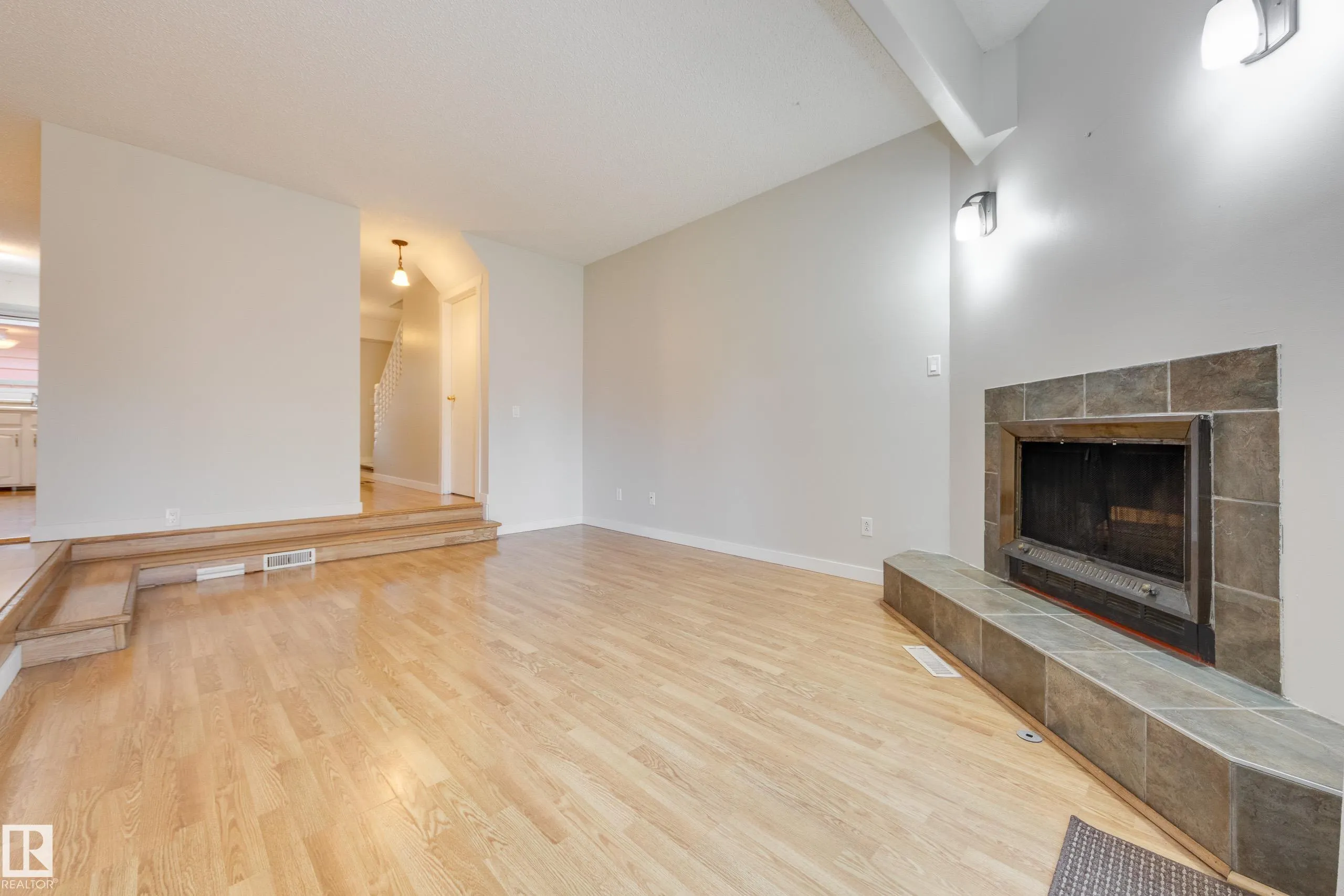 94 LACOMBE Point(e)