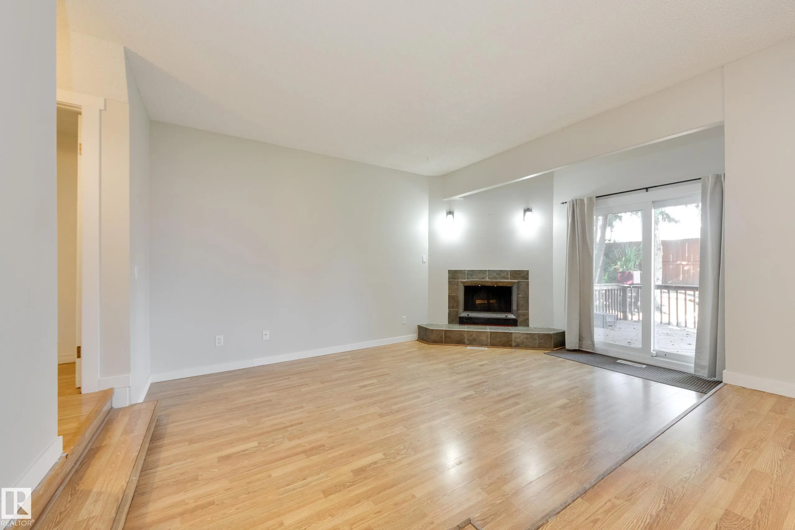 94 LACOMBE Point(e)