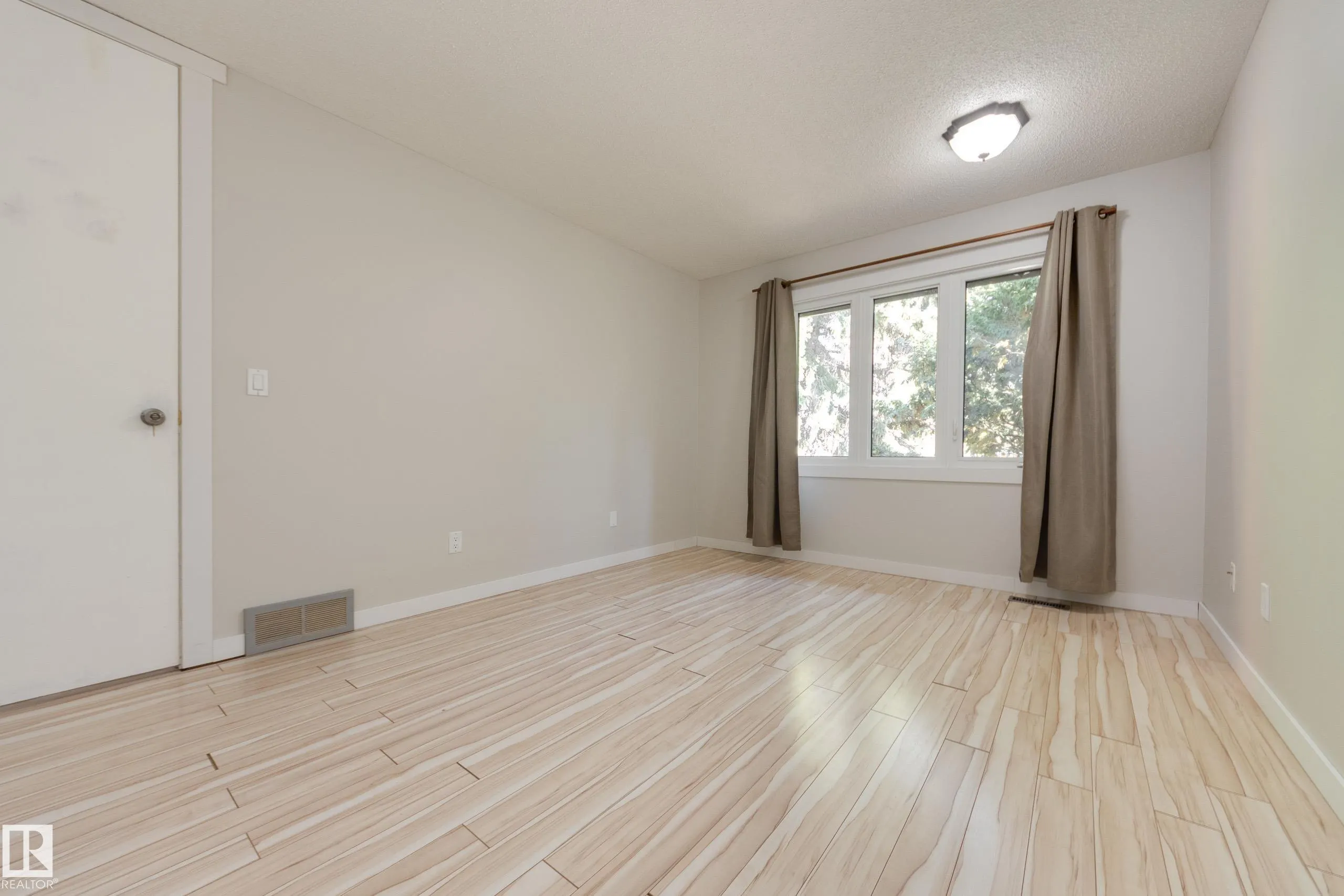 94 LACOMBE Point(e)