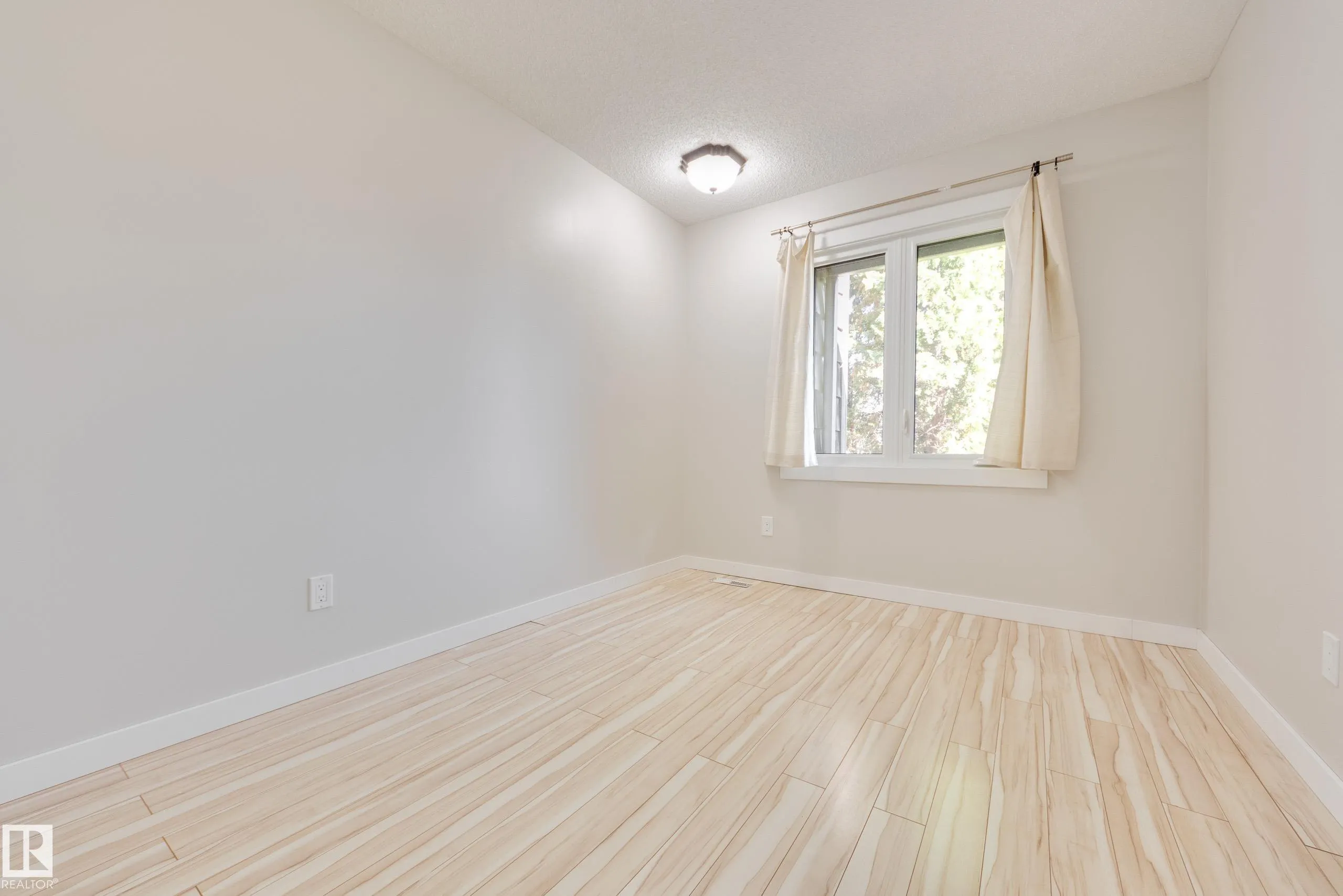 94 LACOMBE Point(e)