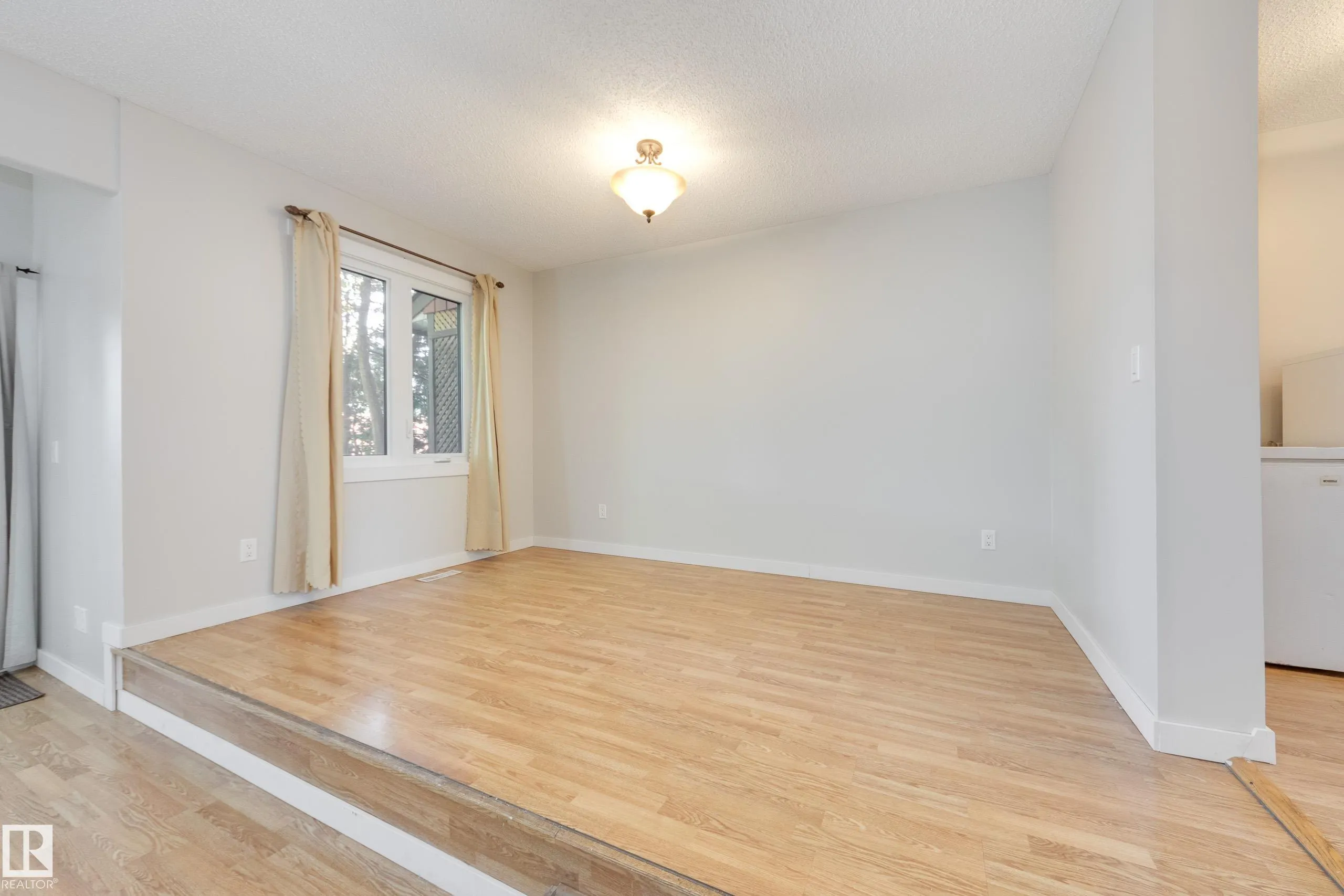 94 LACOMBE Point(e)