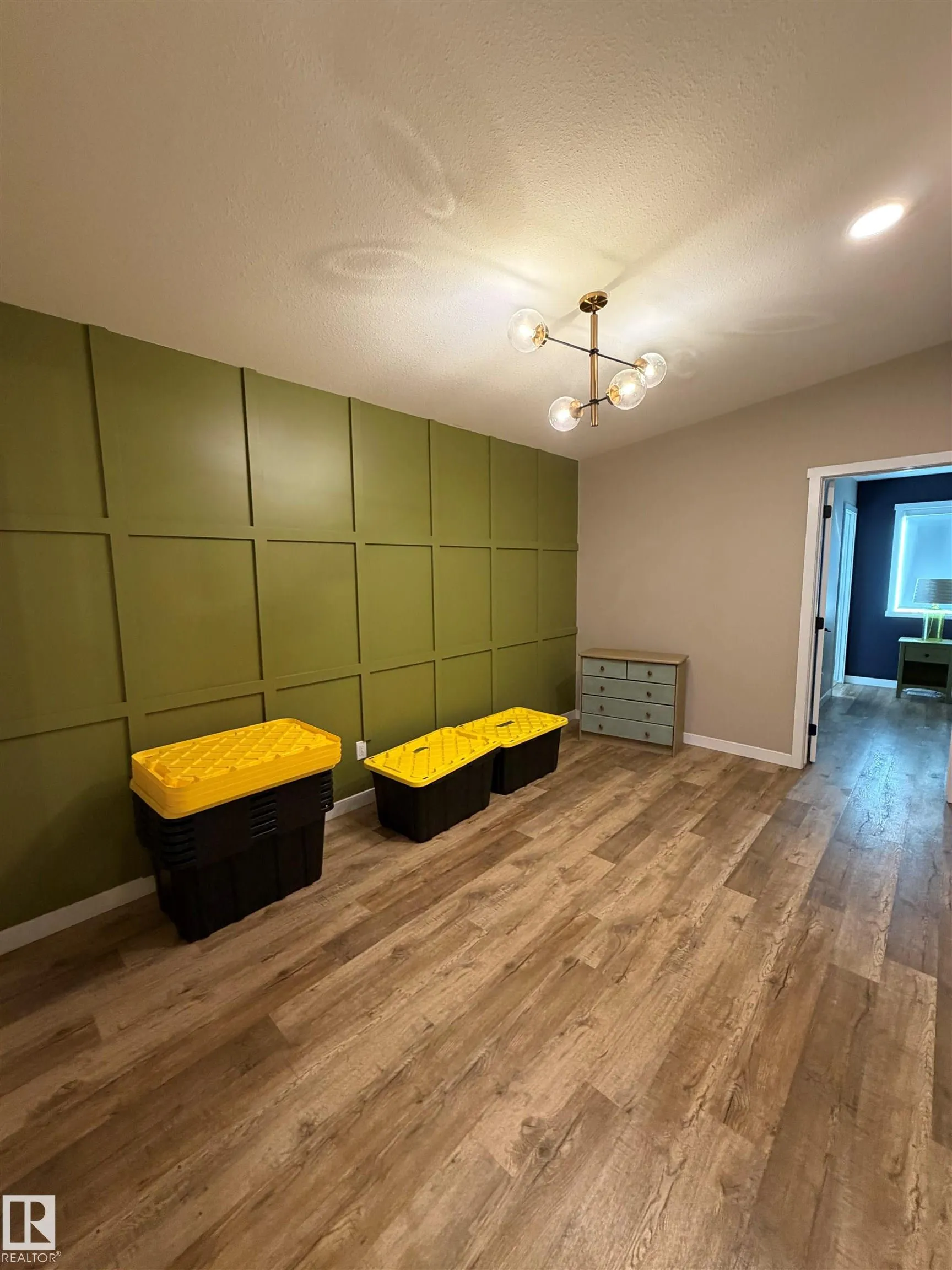 595 MEADOWVIEW Drive