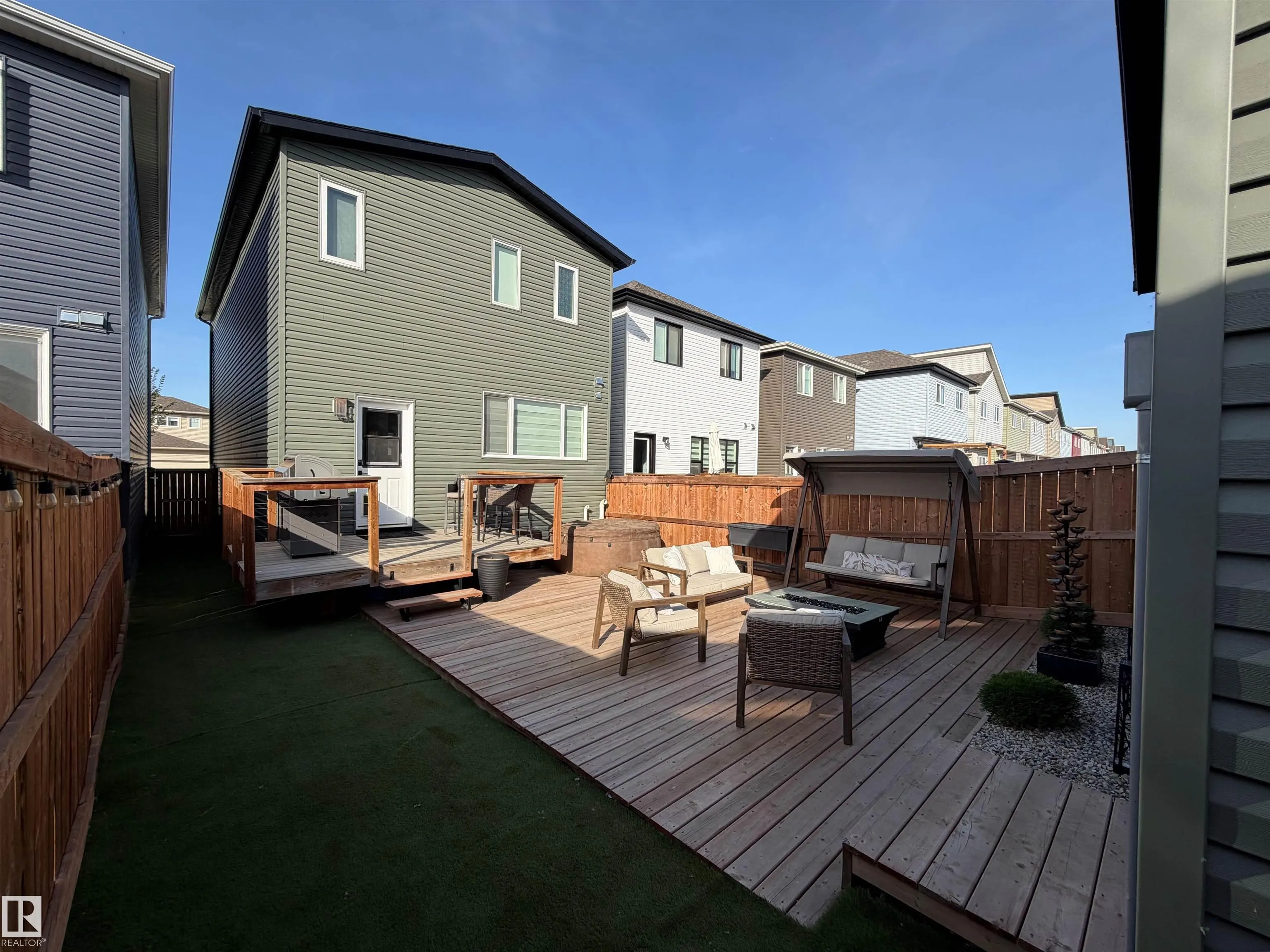 595 MEADOWVIEW Drive