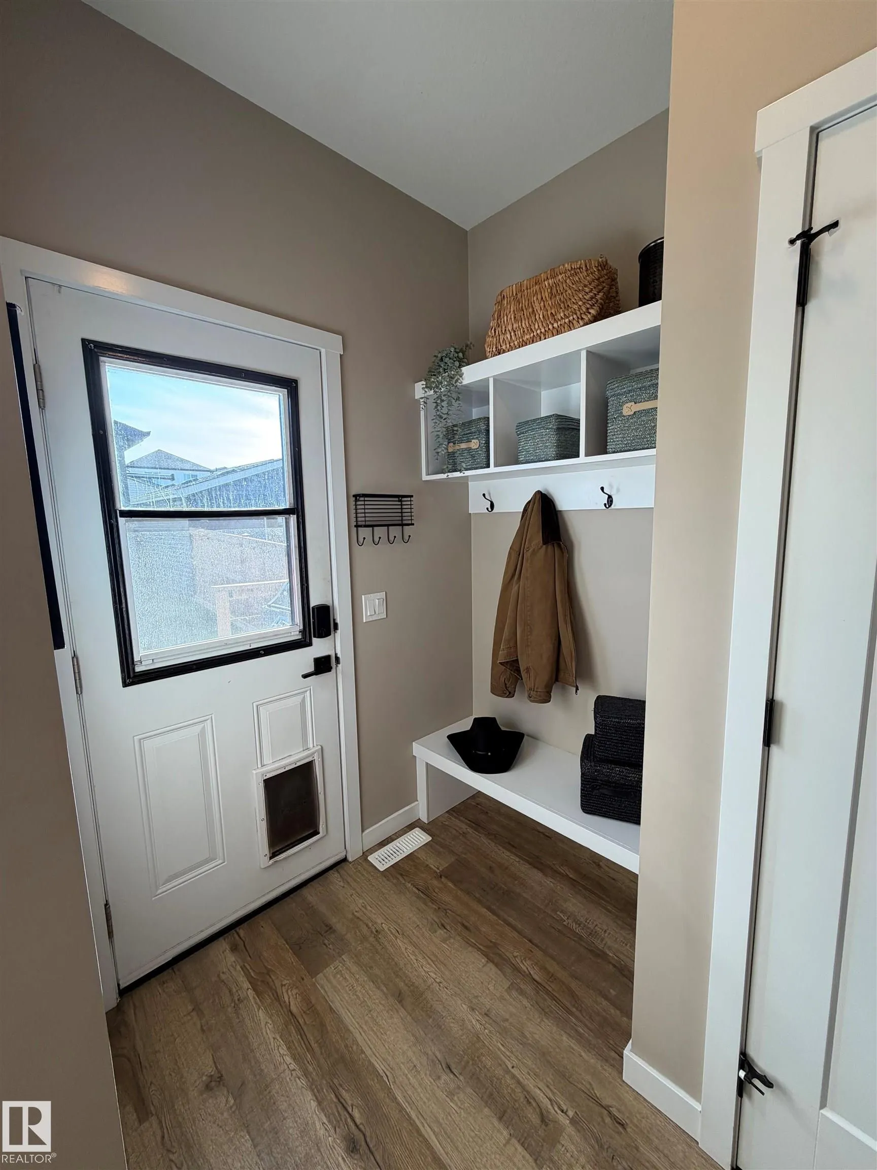 595 MEADOWVIEW Drive
