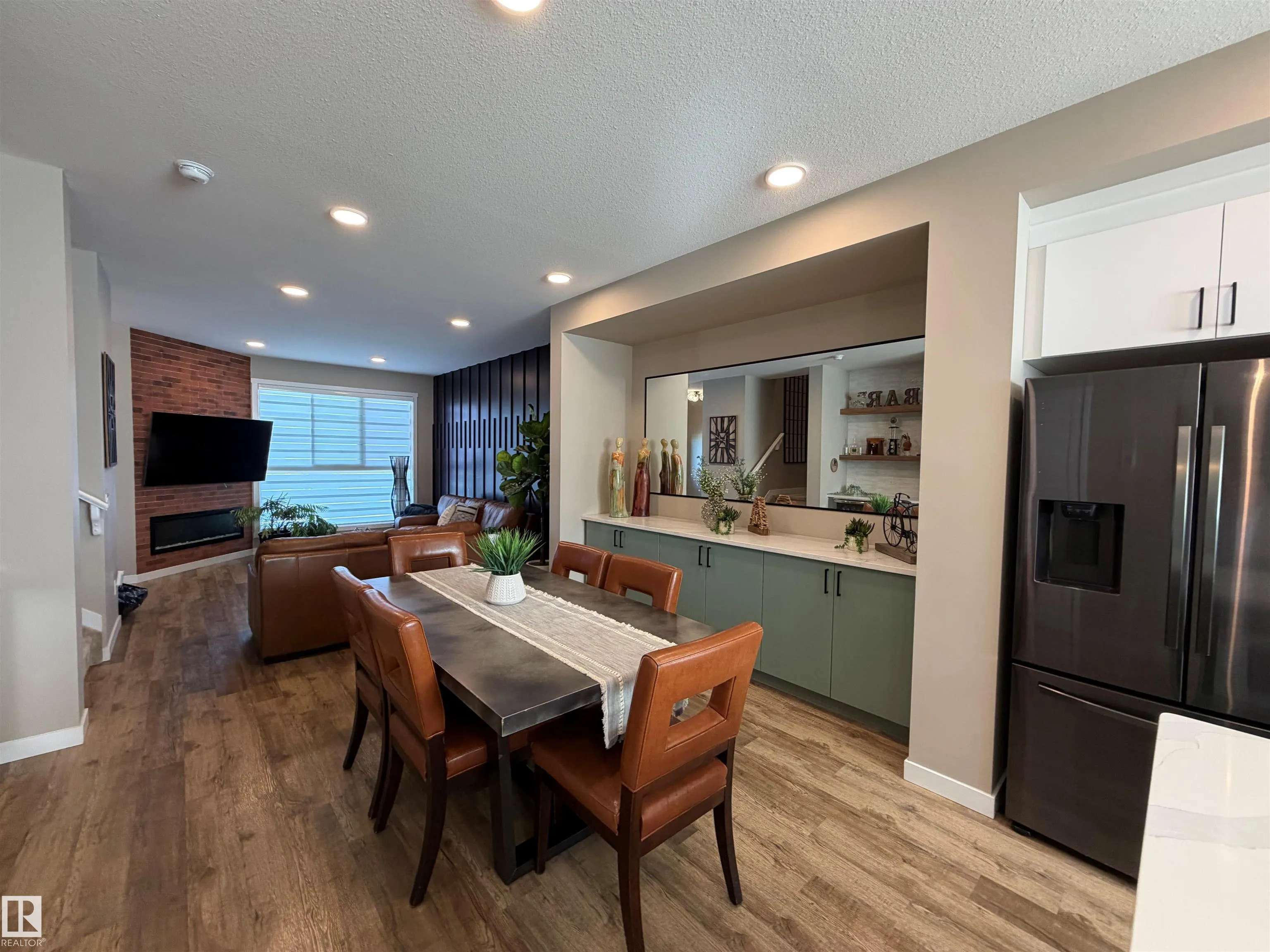 595 MEADOWVIEW Drive