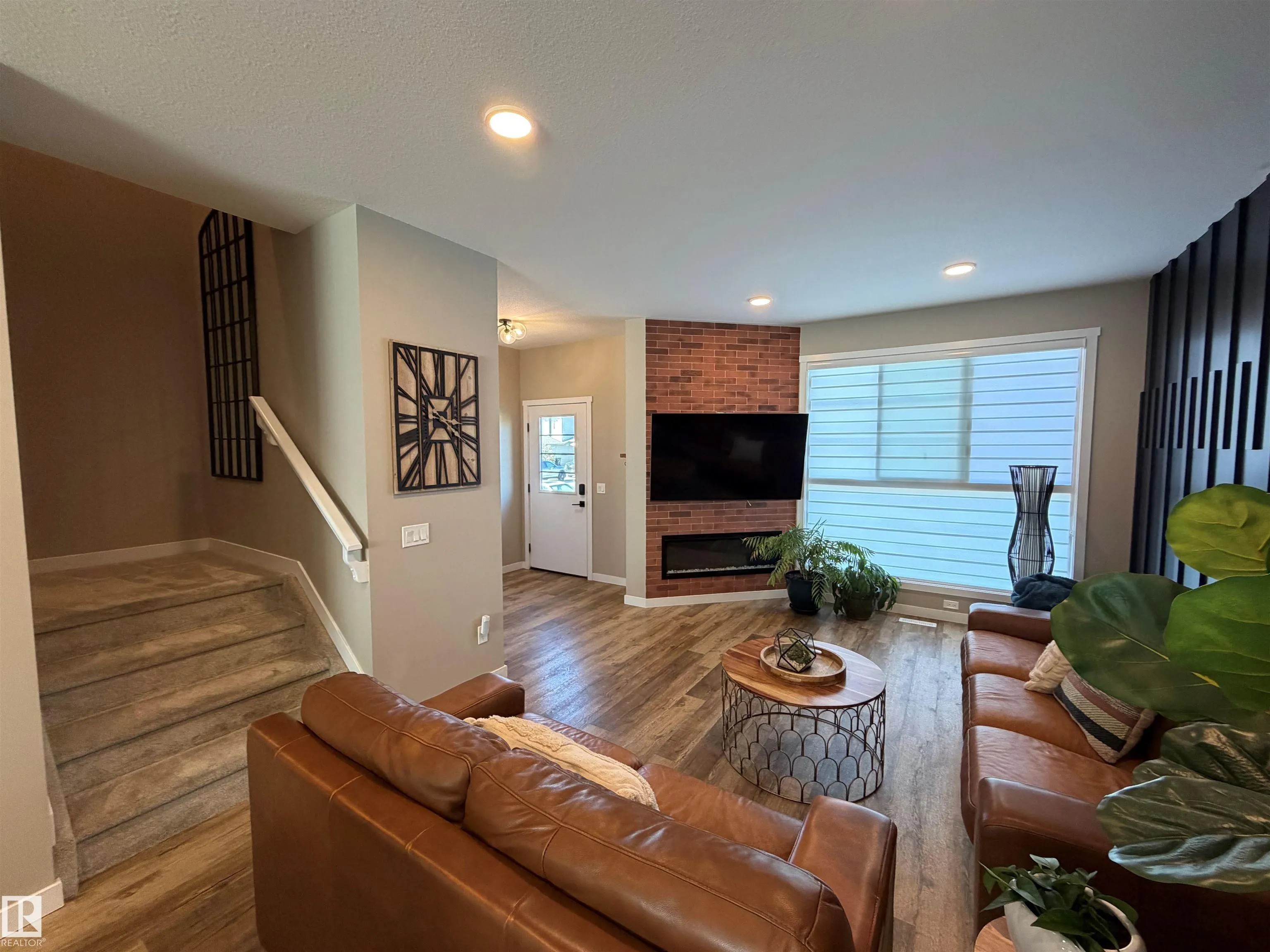 595 MEADOWVIEW Drive
