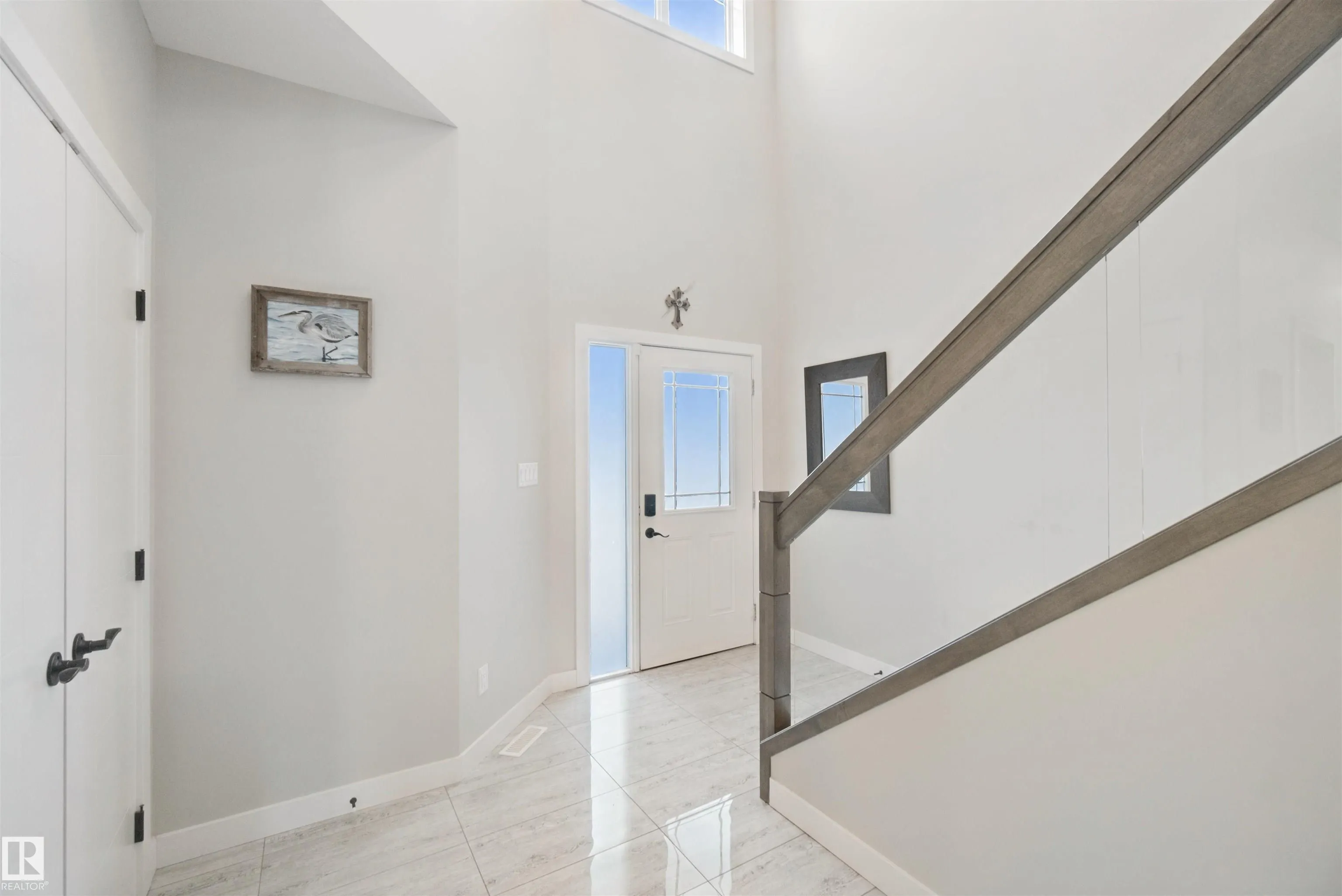 3895 ROBINS Crescent