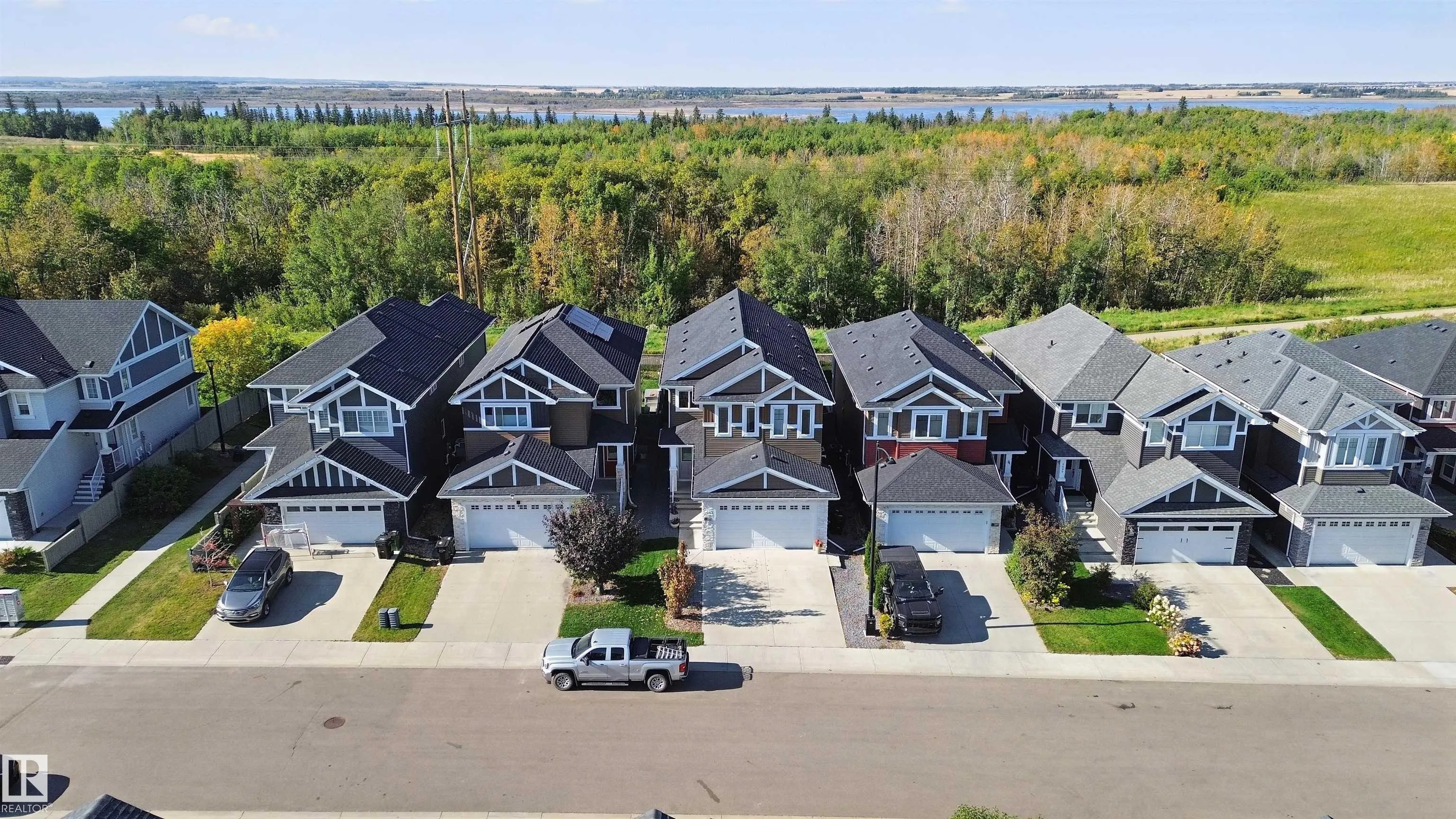 3895 ROBINS Crescent