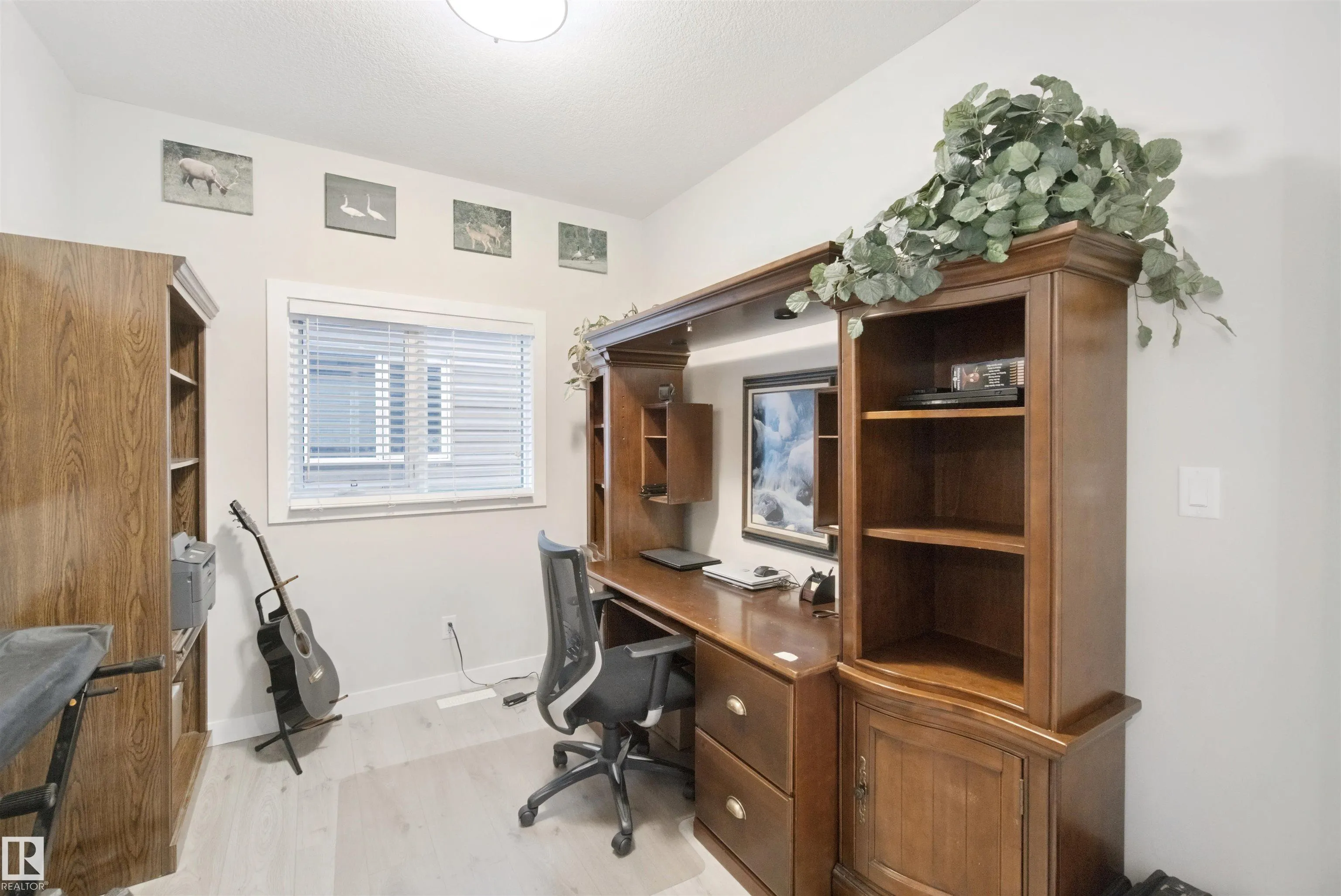3895 ROBINS Crescent