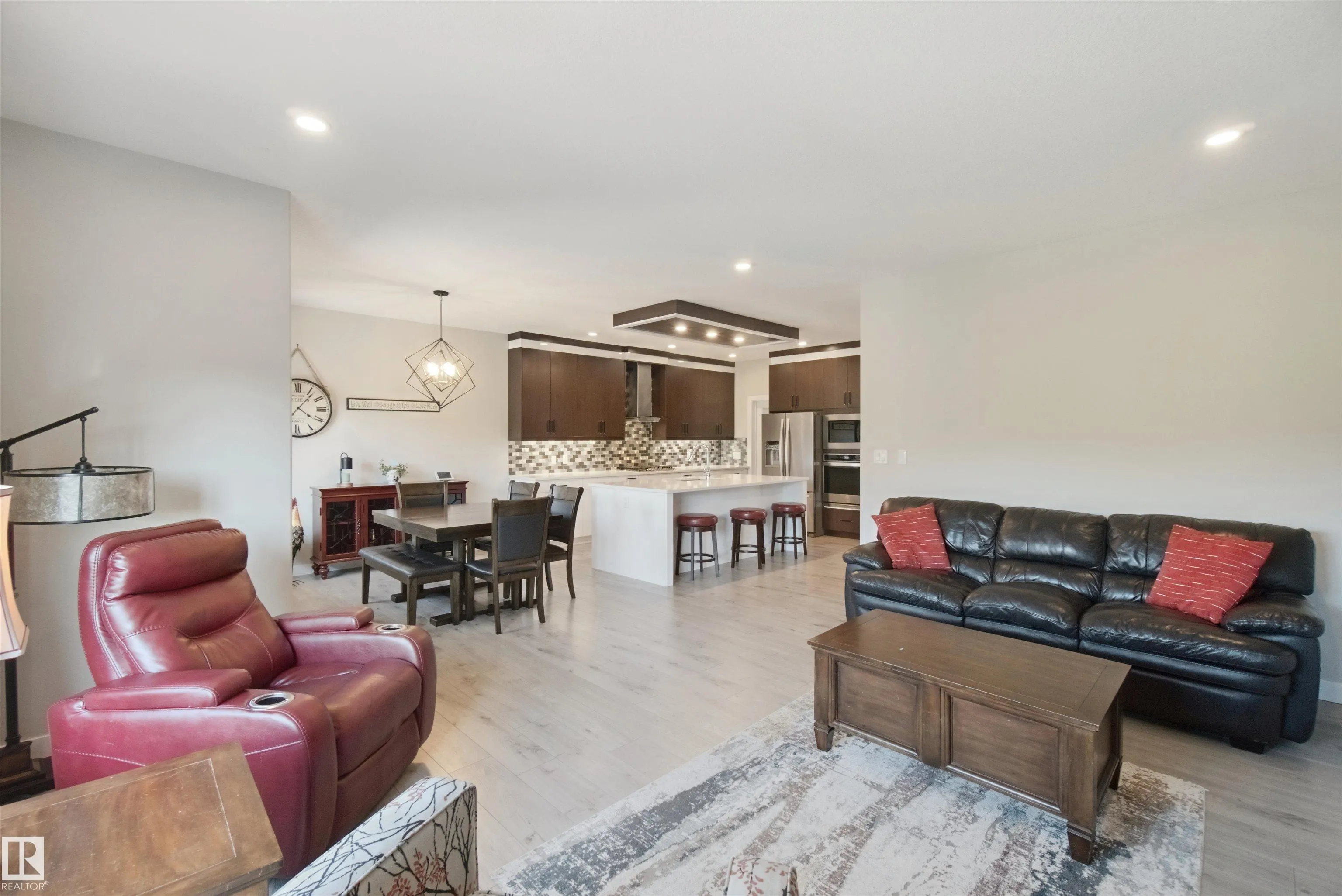 3895 ROBINS Crescent