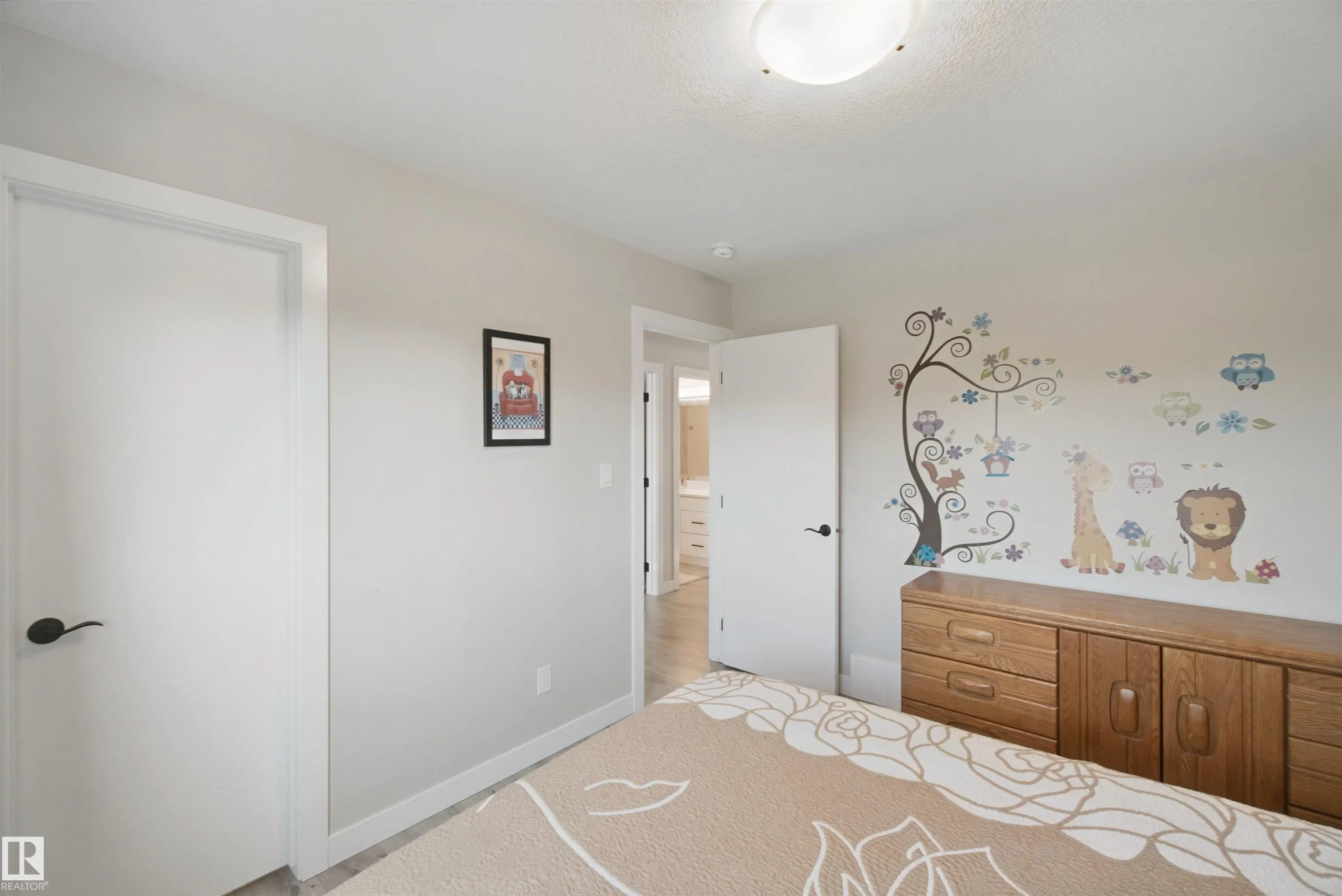 3895 ROBINS Crescent