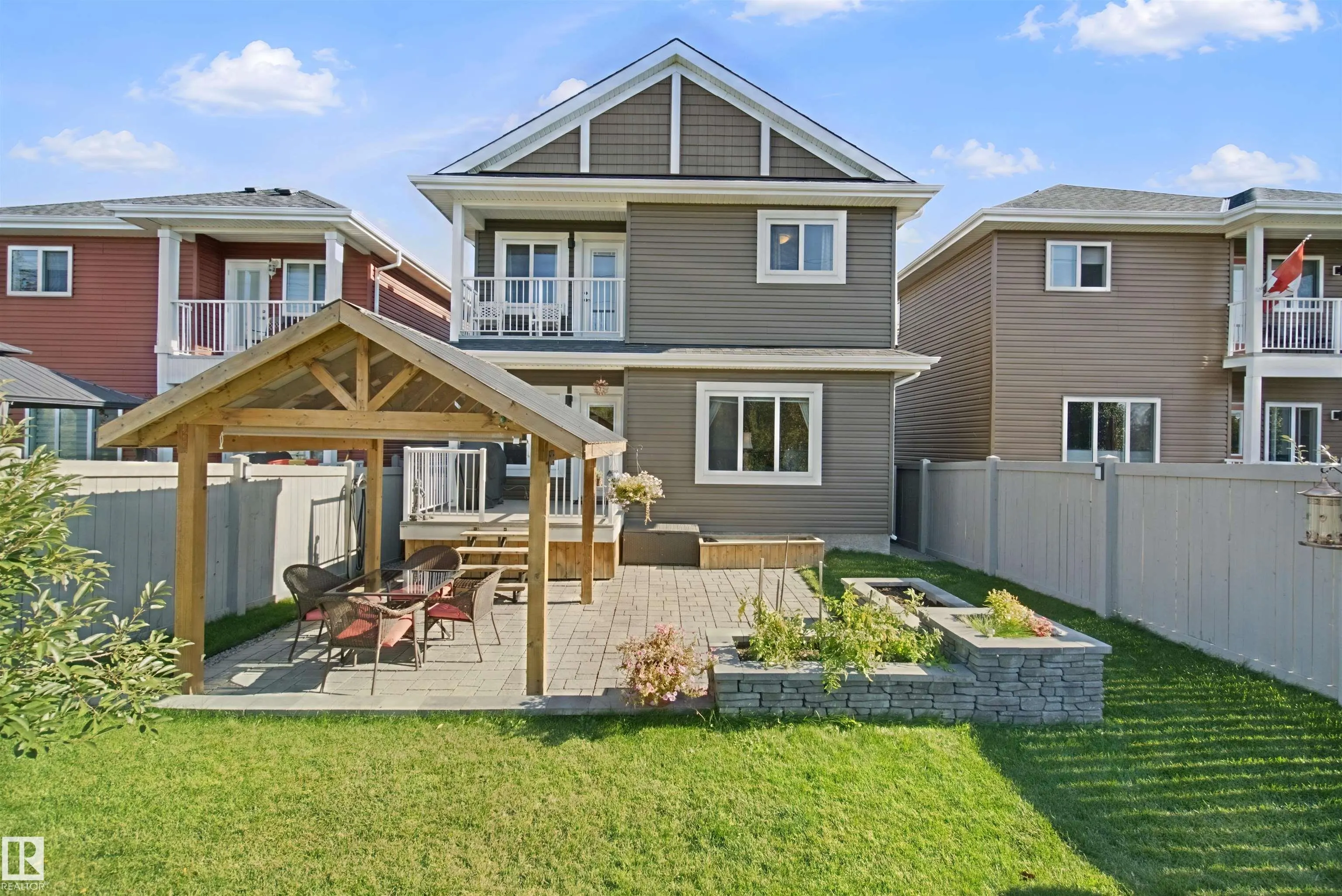 3895 ROBINS Crescent