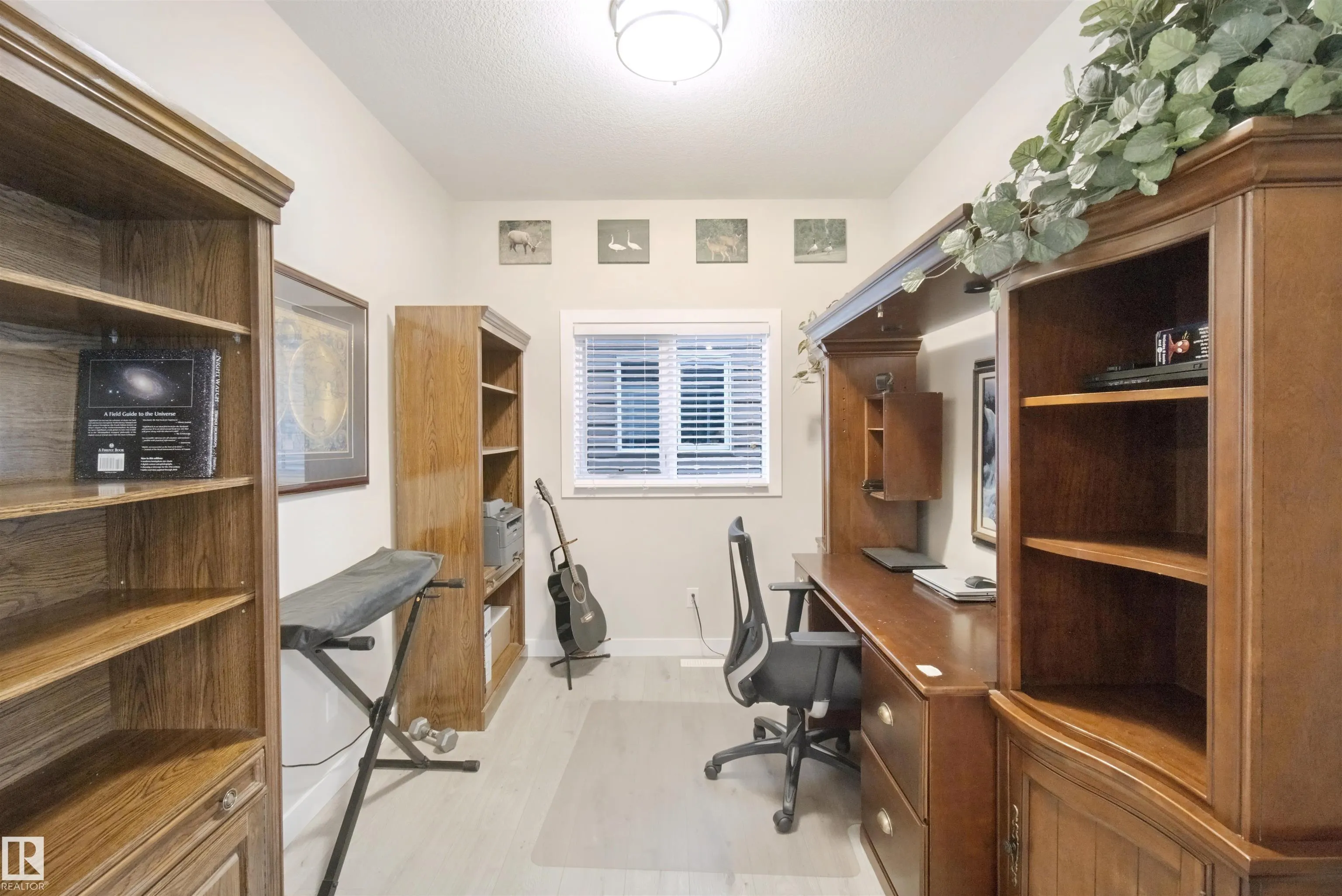 3895 ROBINS Crescent