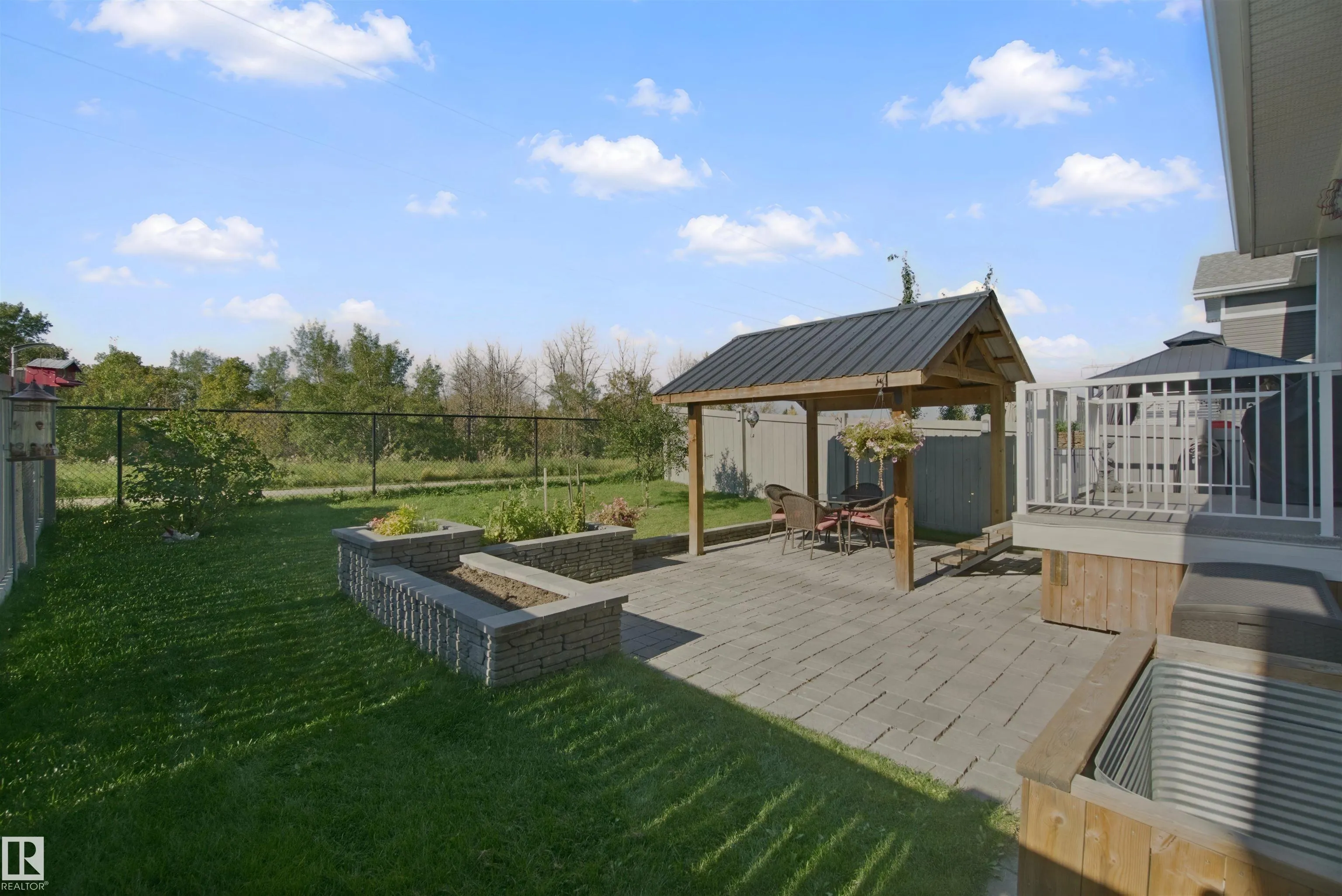 3895 ROBINS Crescent
