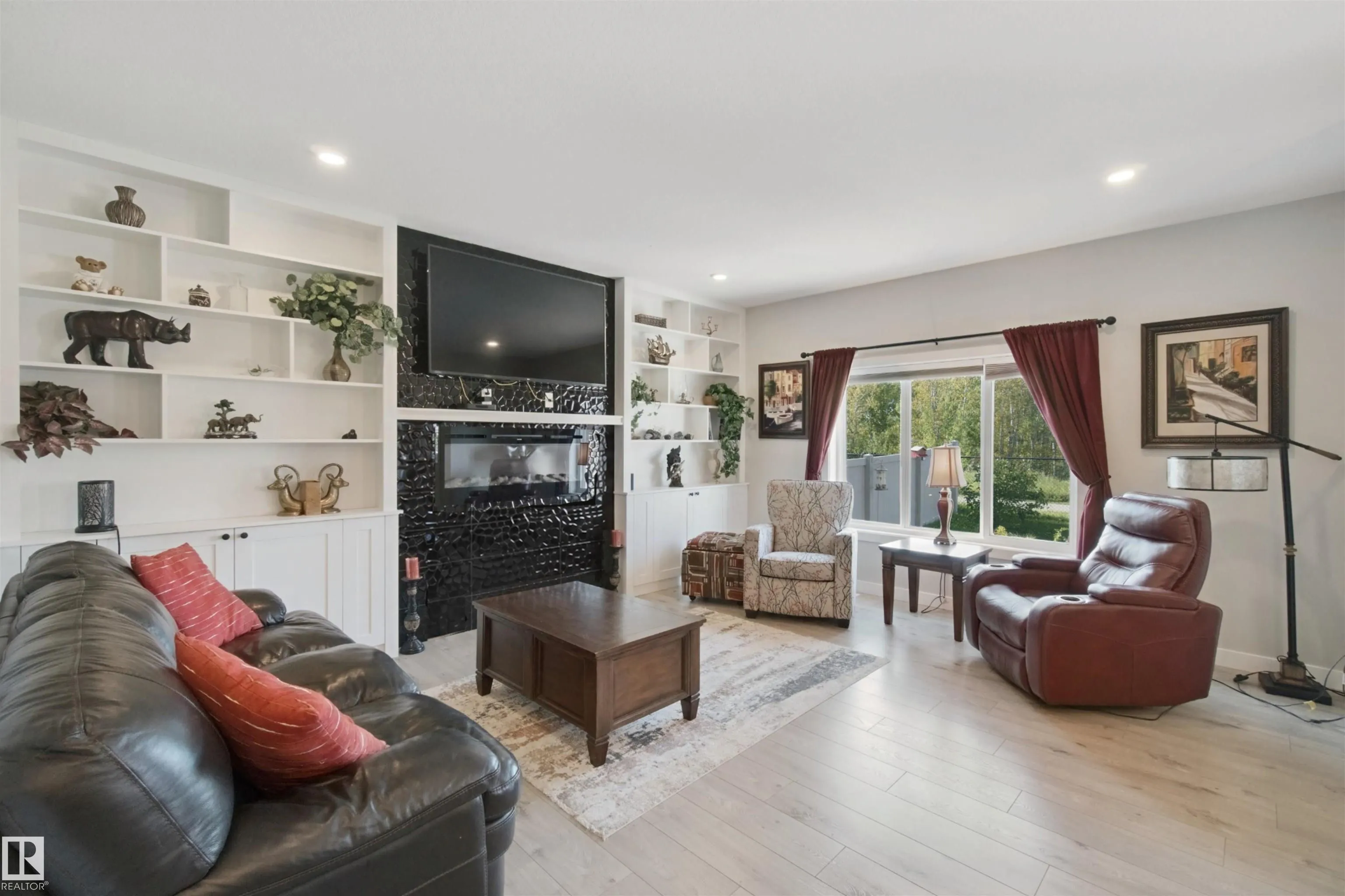 3895 ROBINS Crescent