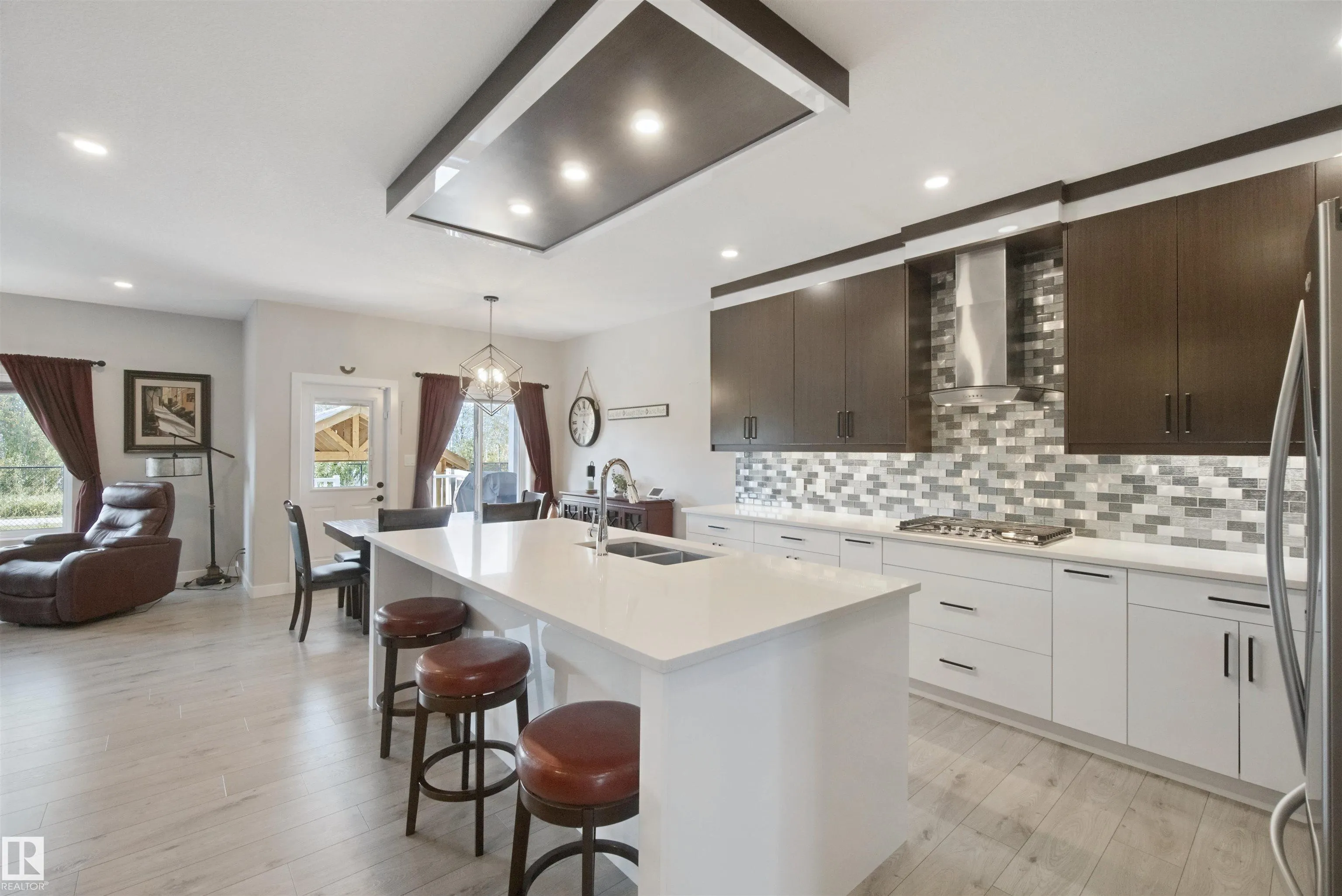 3895 ROBINS Crescent
