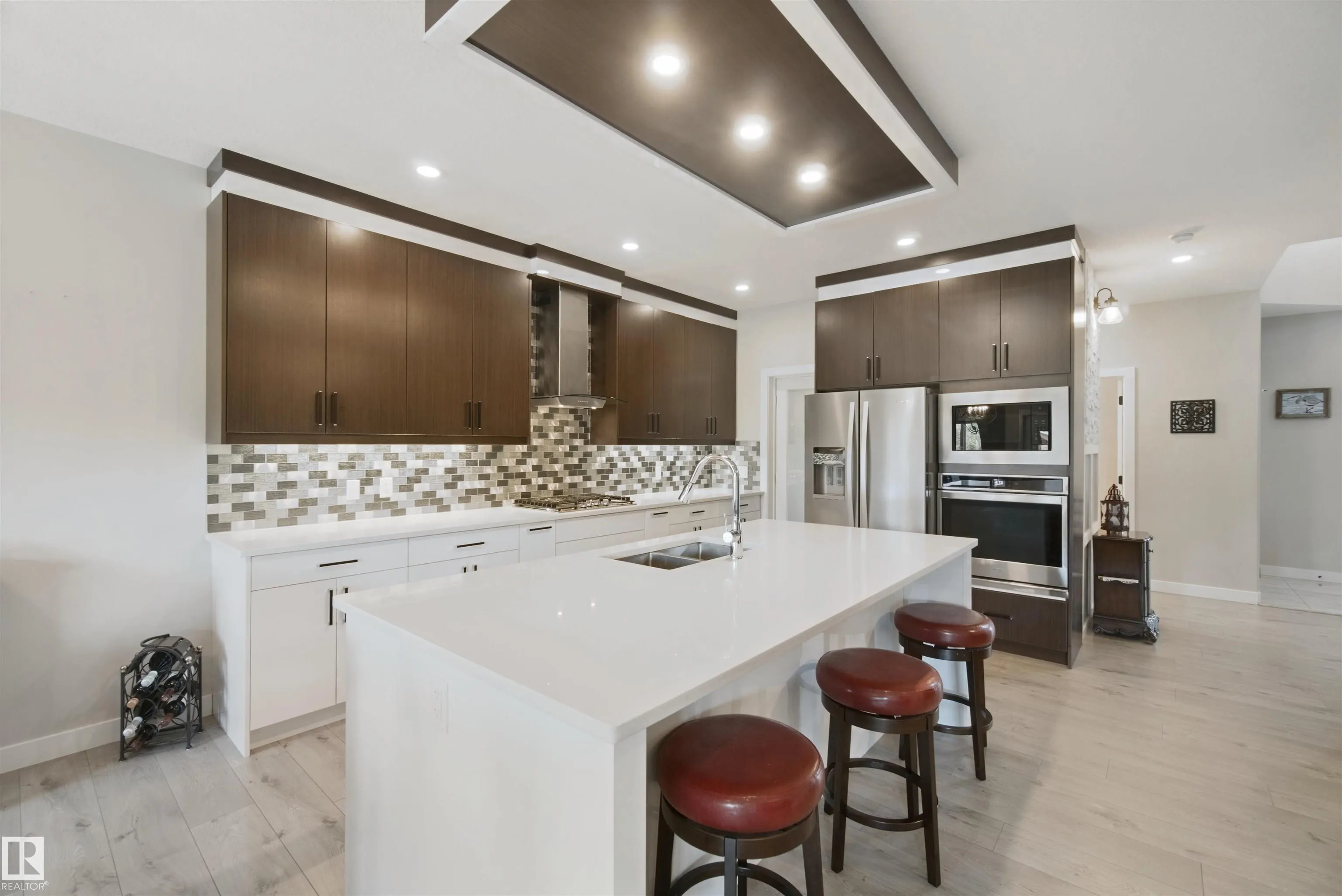 3895 ROBINS Crescent