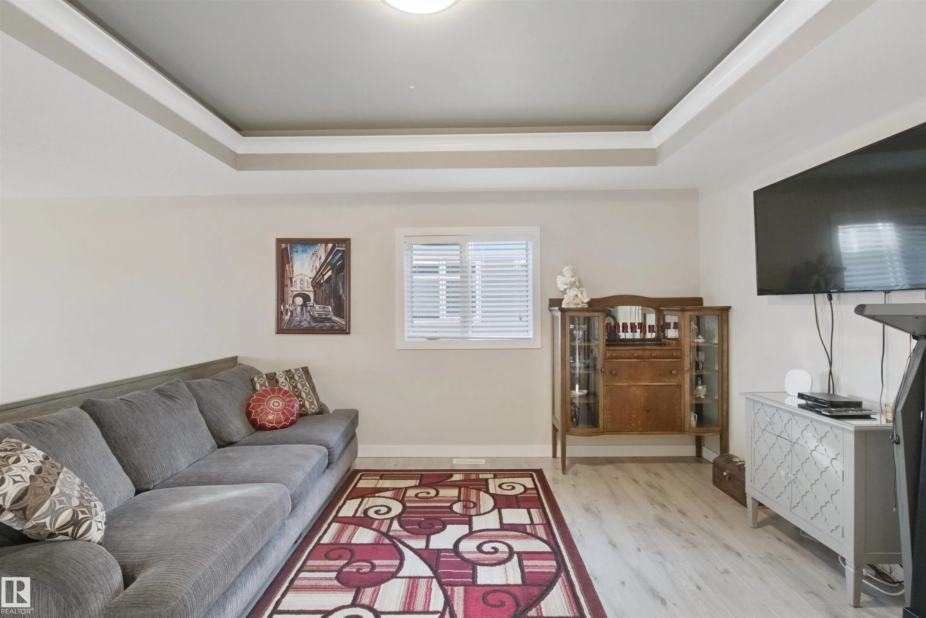 3895 ROBINS Crescent