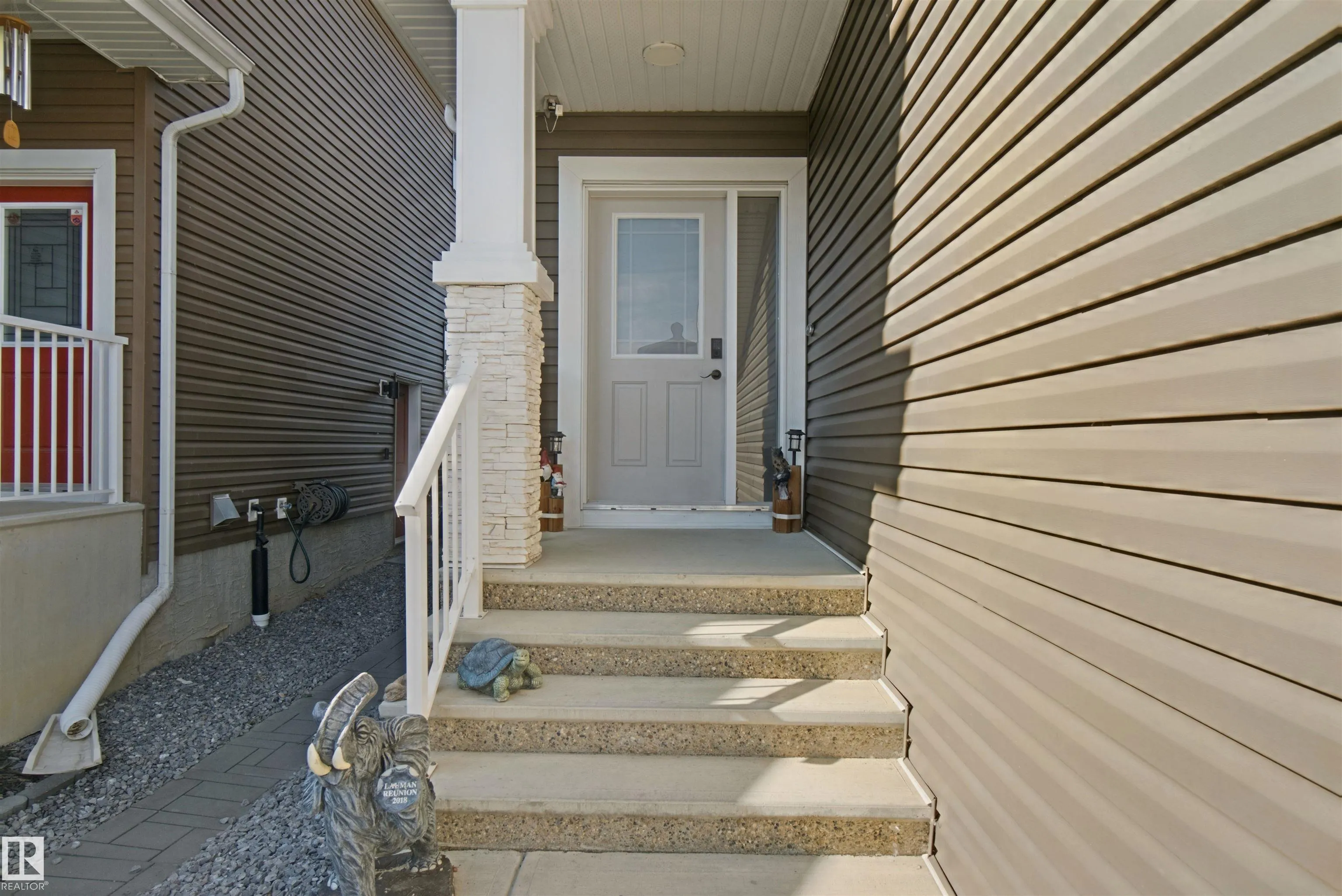 3895 ROBINS Crescent